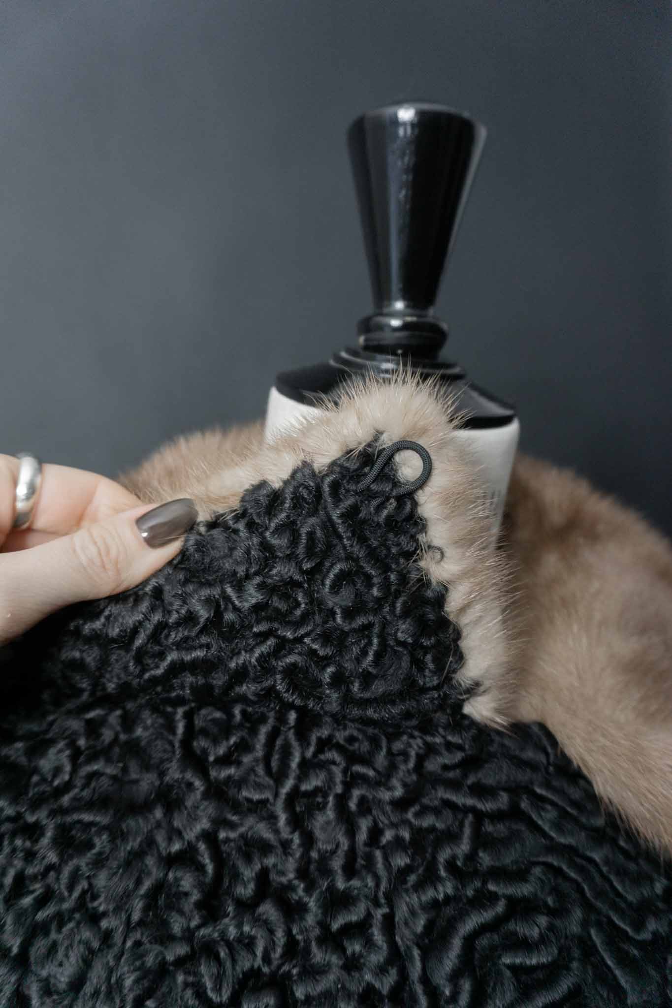 Schwarzer Persianer-Pelzmantel mit hellem Nerzkragen