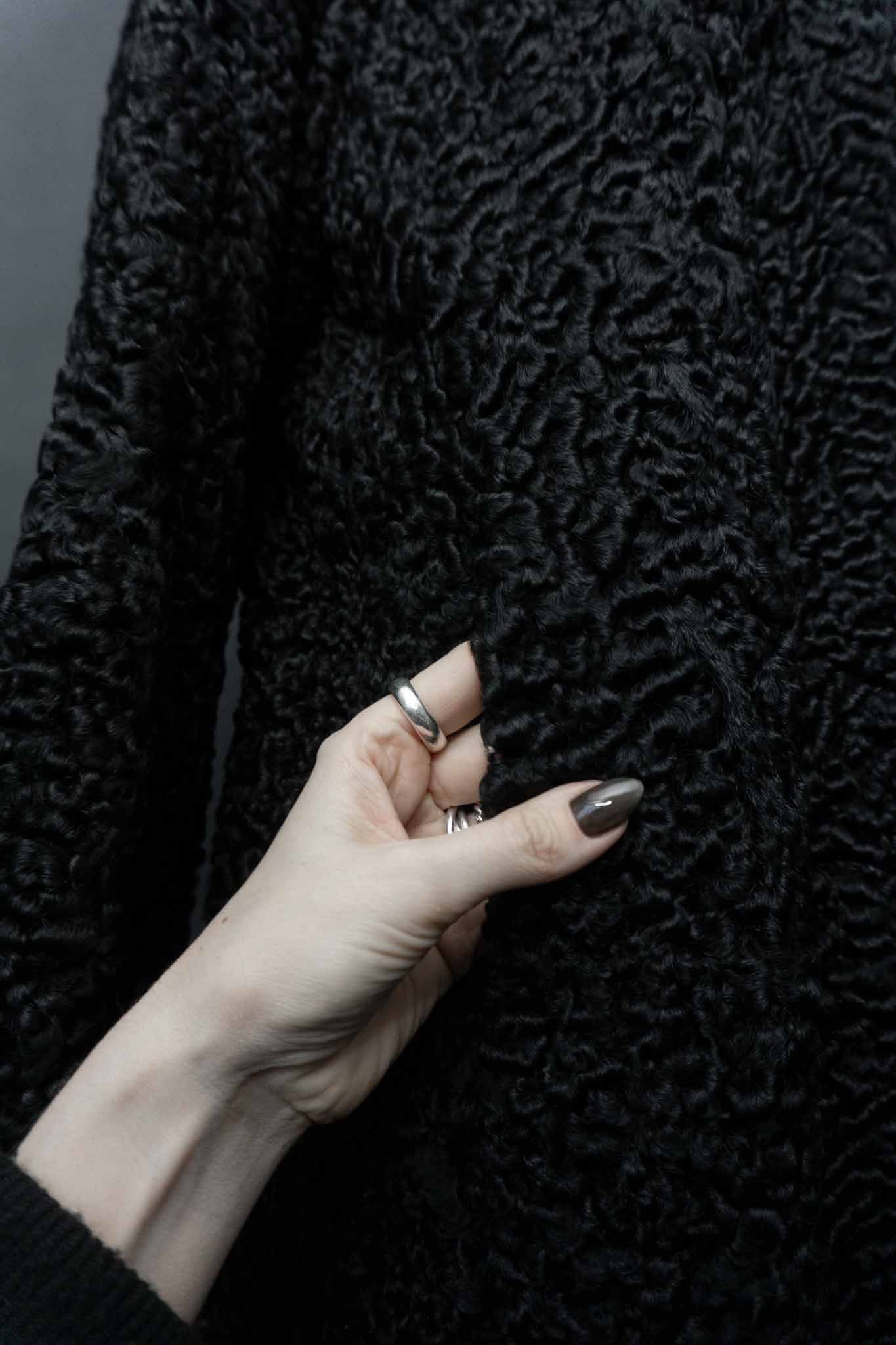 Schwarzer Persianer-Pelzmantel mit hellem Nerzkragen