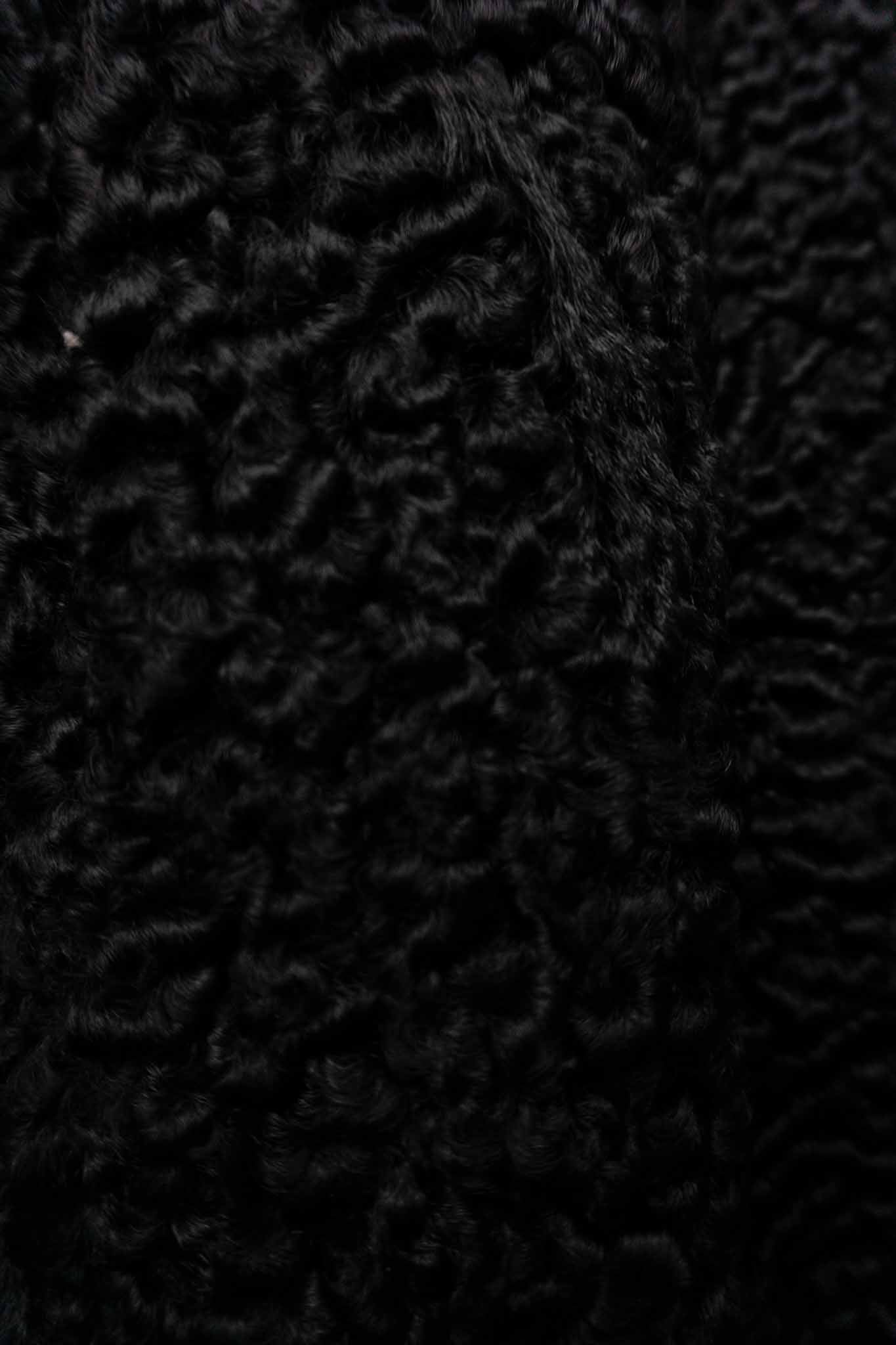 Schwarzer Persianer-Pelzmantel mit hellem Nerzkragen