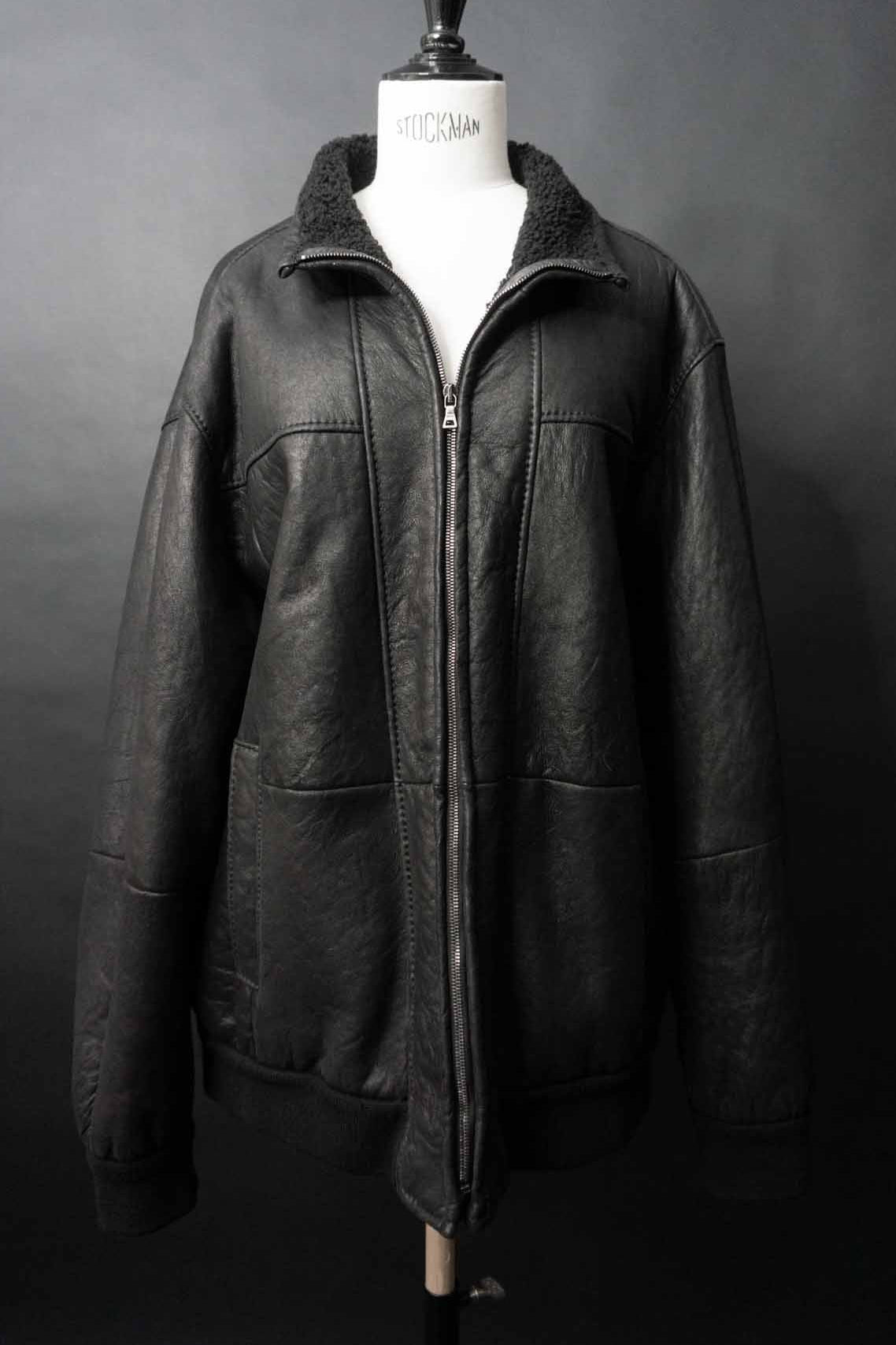 Schwarze Vintage Shearling Bomberjacke aus Lammfell mit Stehkragen