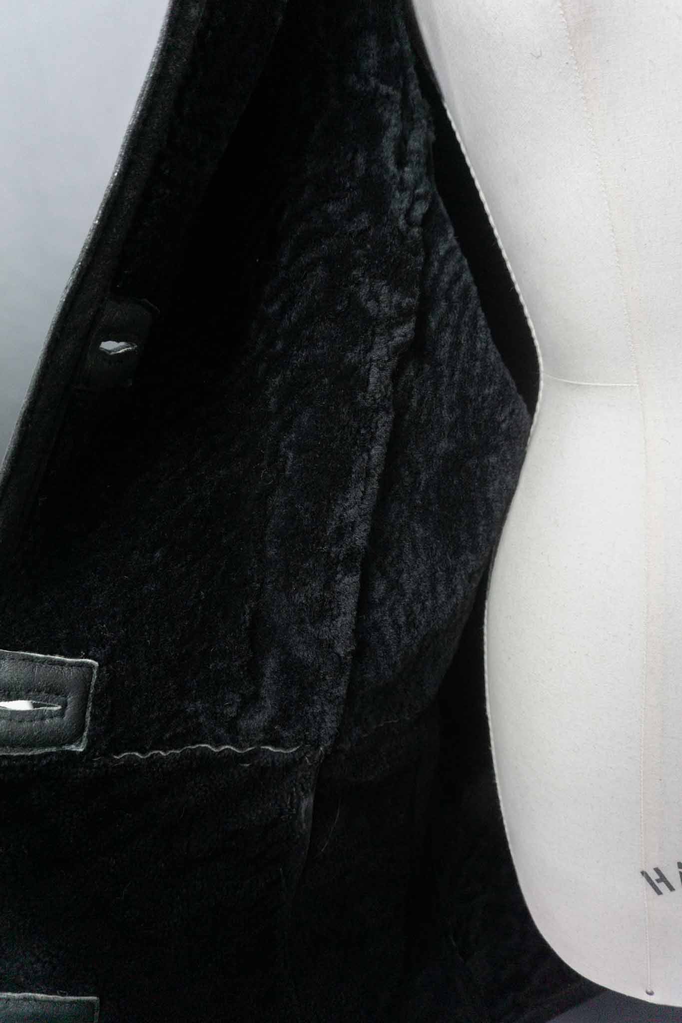 Vintage schwarzer Shearling Lammfellmantel aus echtem Lammfell – federleicht und warm