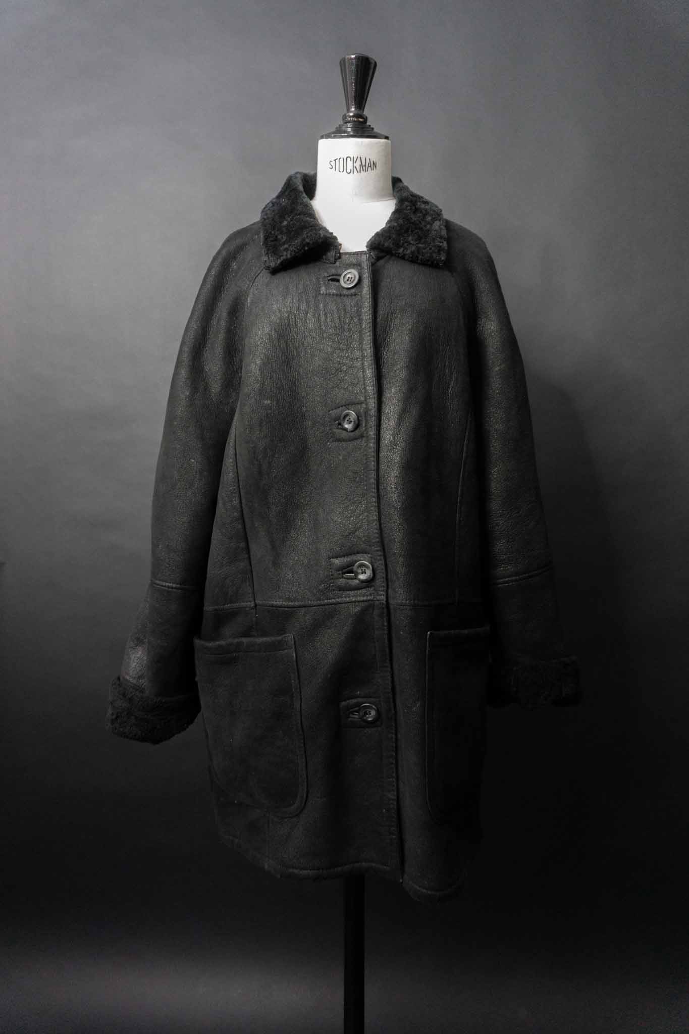 Vintage schwarzer Shearling Lammfellmantel aus echtem Lammfell – federleicht und warm