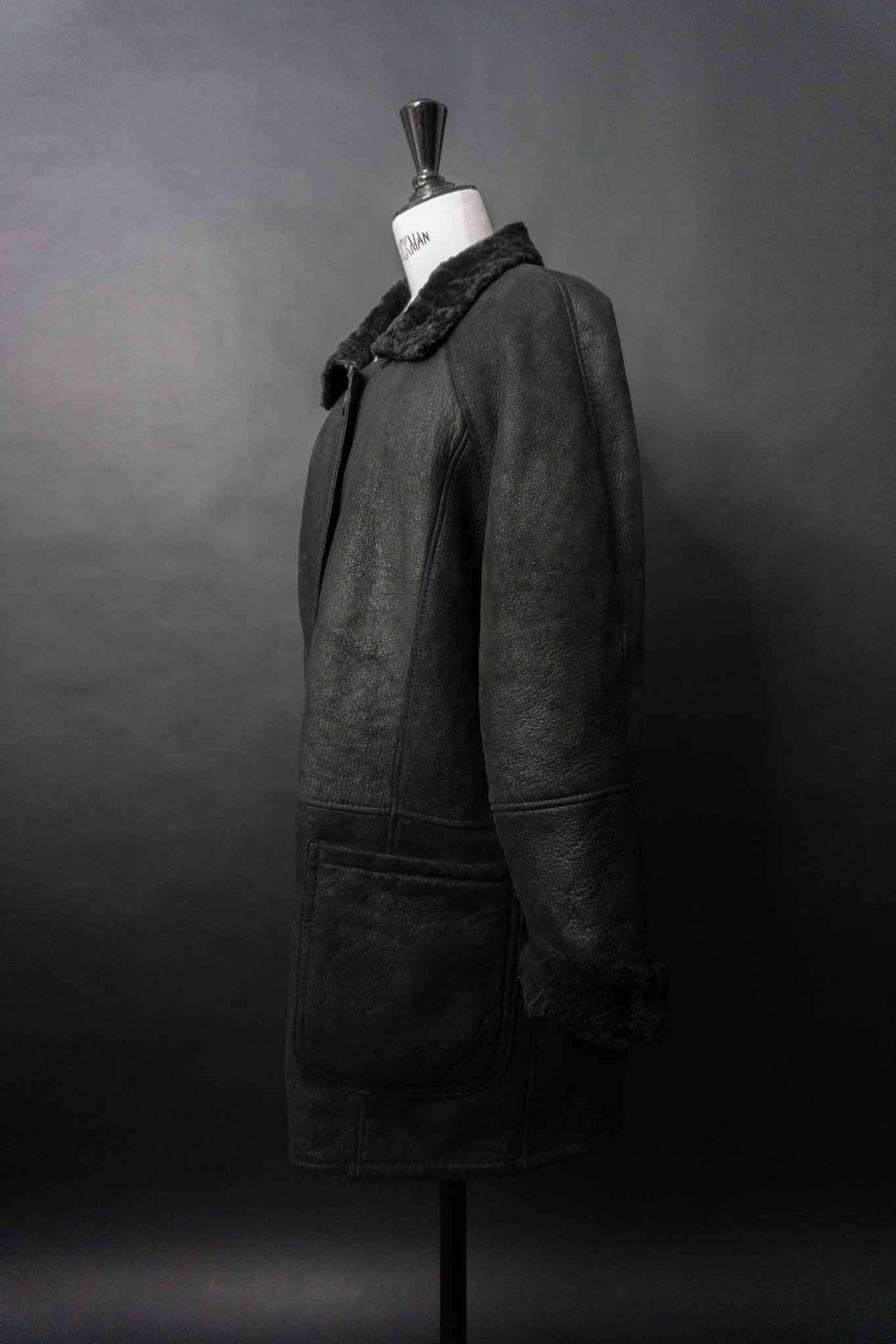 Vintage schwarzer Shearling Lammfellmantel aus echtem Lammfell – federleicht und warm