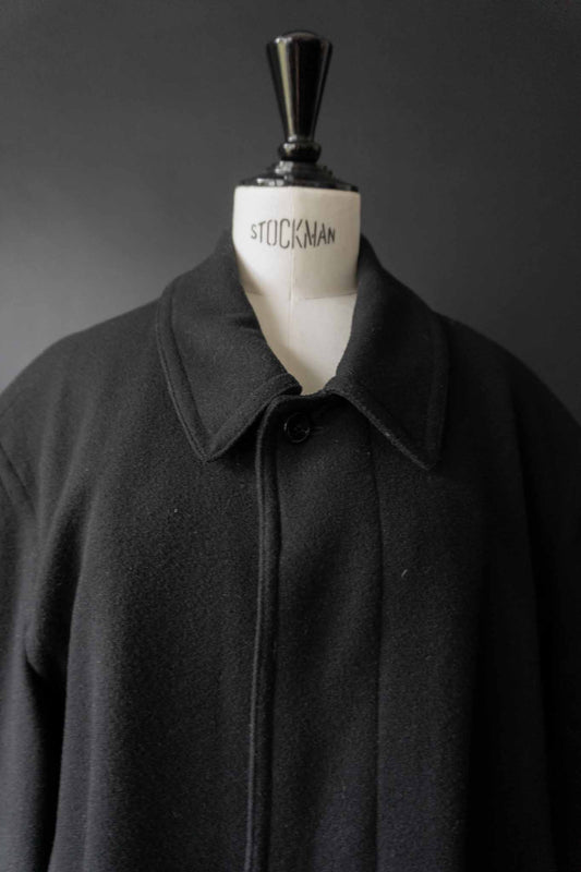 Schwarzer Vintage Wollmantel aus den 80ern mit Knopfleiste