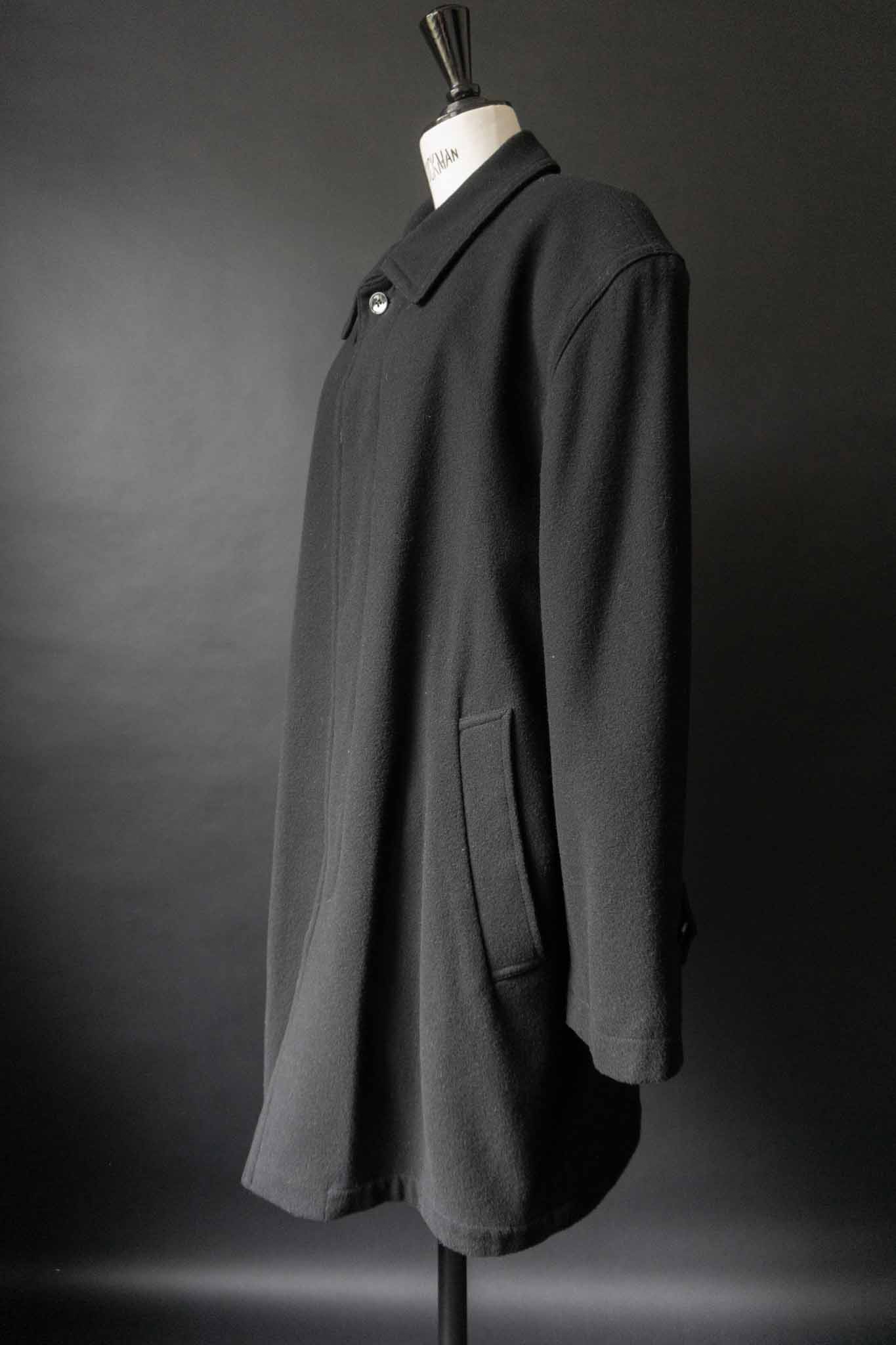 Schwarzer Vintage Wollmantel aus den 80ern mit Knopfleiste
