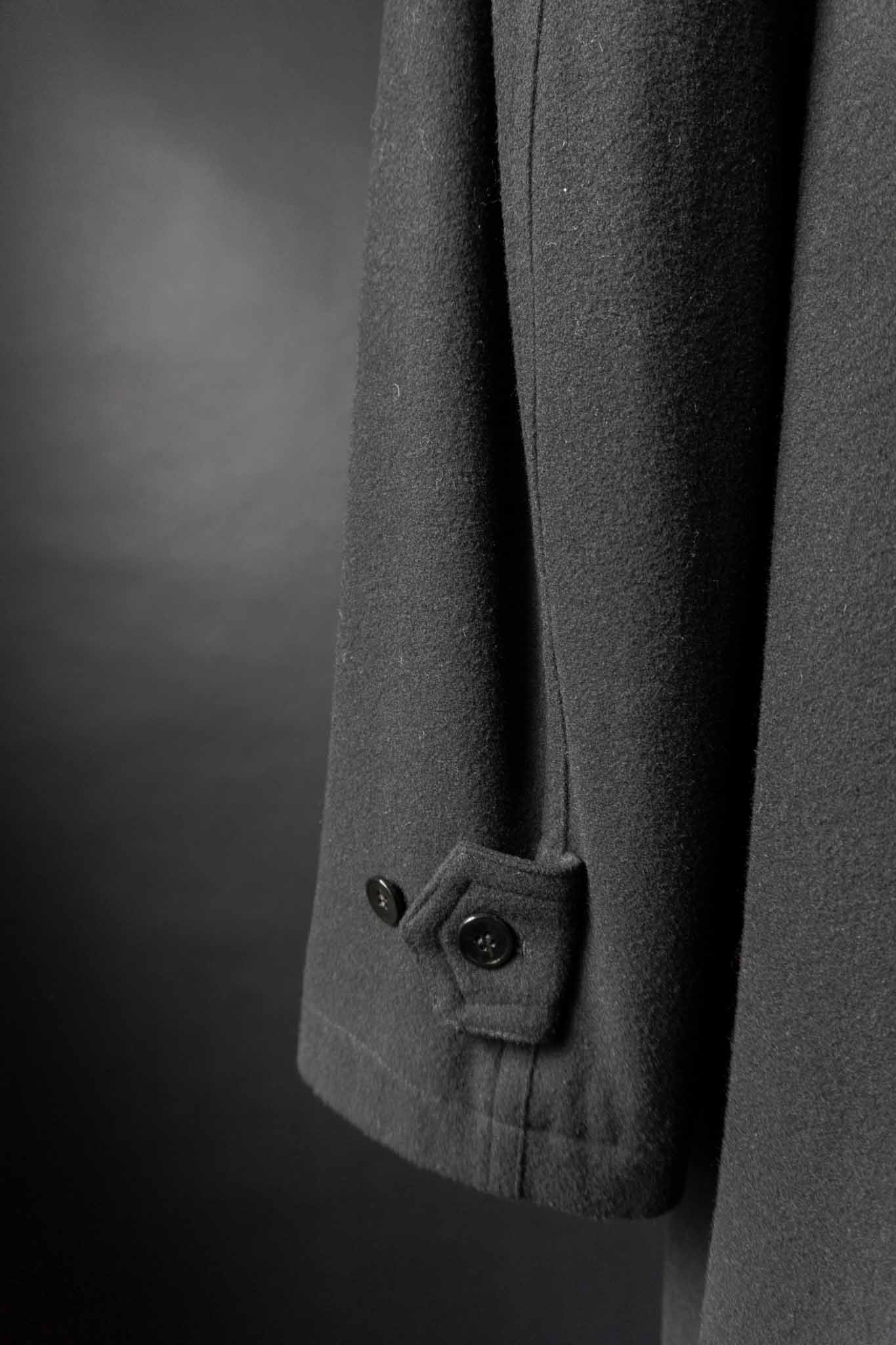Schwarzer Vintage Wollmantel aus den 80ern mit Knopfleiste