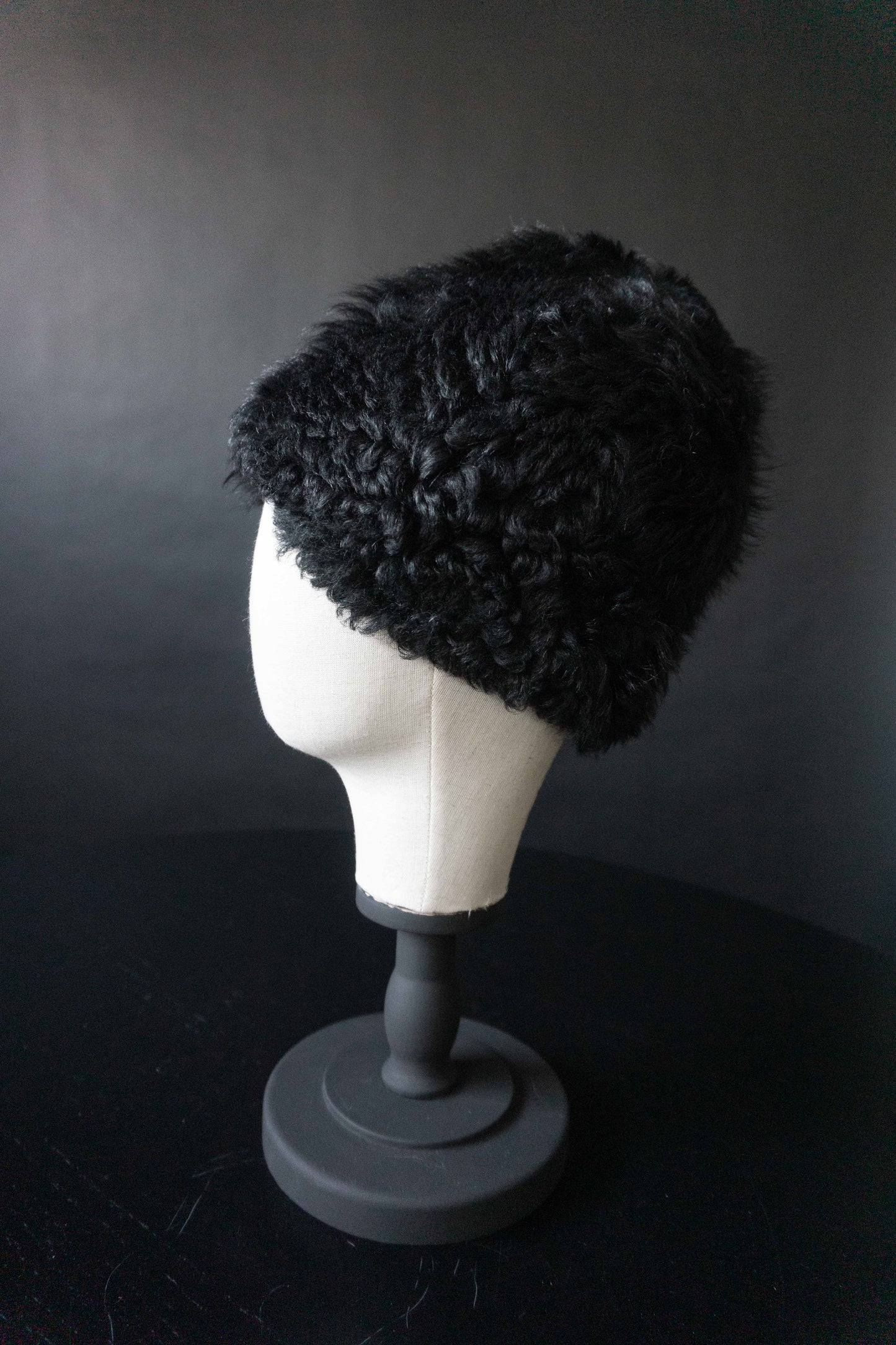 Vintage Lammfellmütze, Schwarz theplaincircle vintage