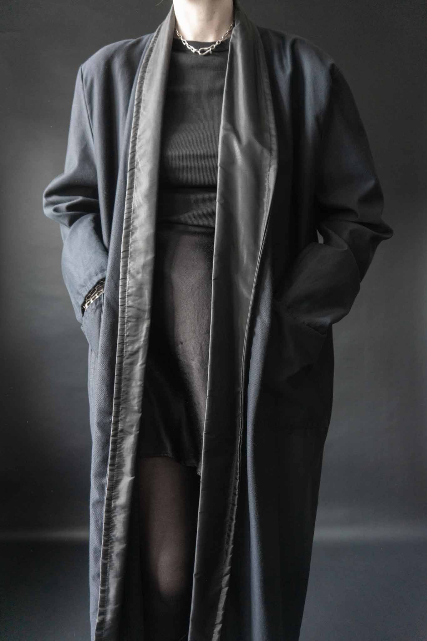 Vintage Mantel Mitternachtsblau mit schwarzem Satin-Revers, offen getragen