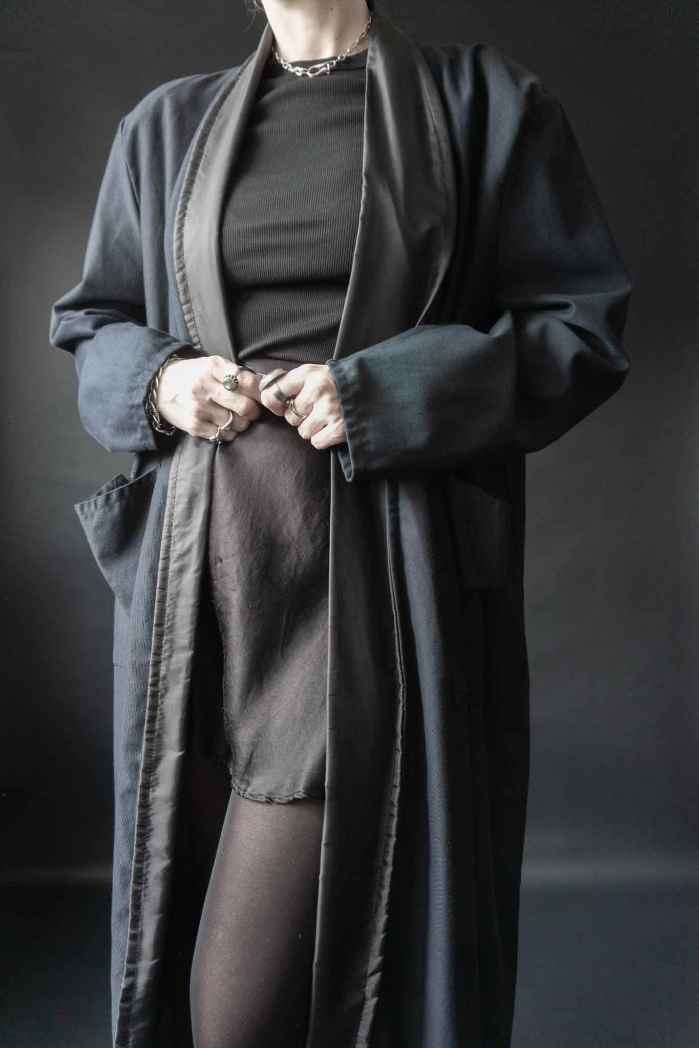 Vintage Mantel Mitternachtsblau mit schwarzem Satin-Revers, offen getragen