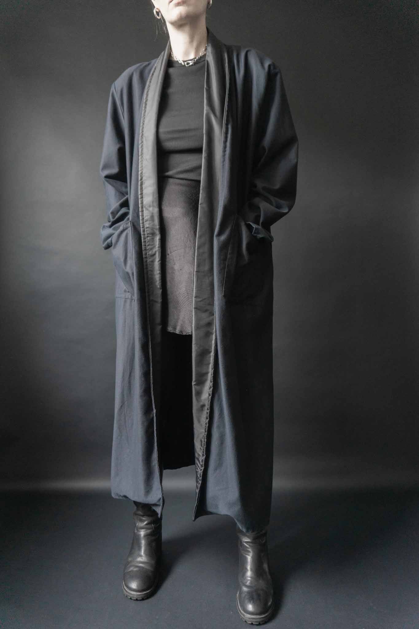 Vintage Mantel Mitternachtsblau mit schwarzem Satin-Revers, offen getragen