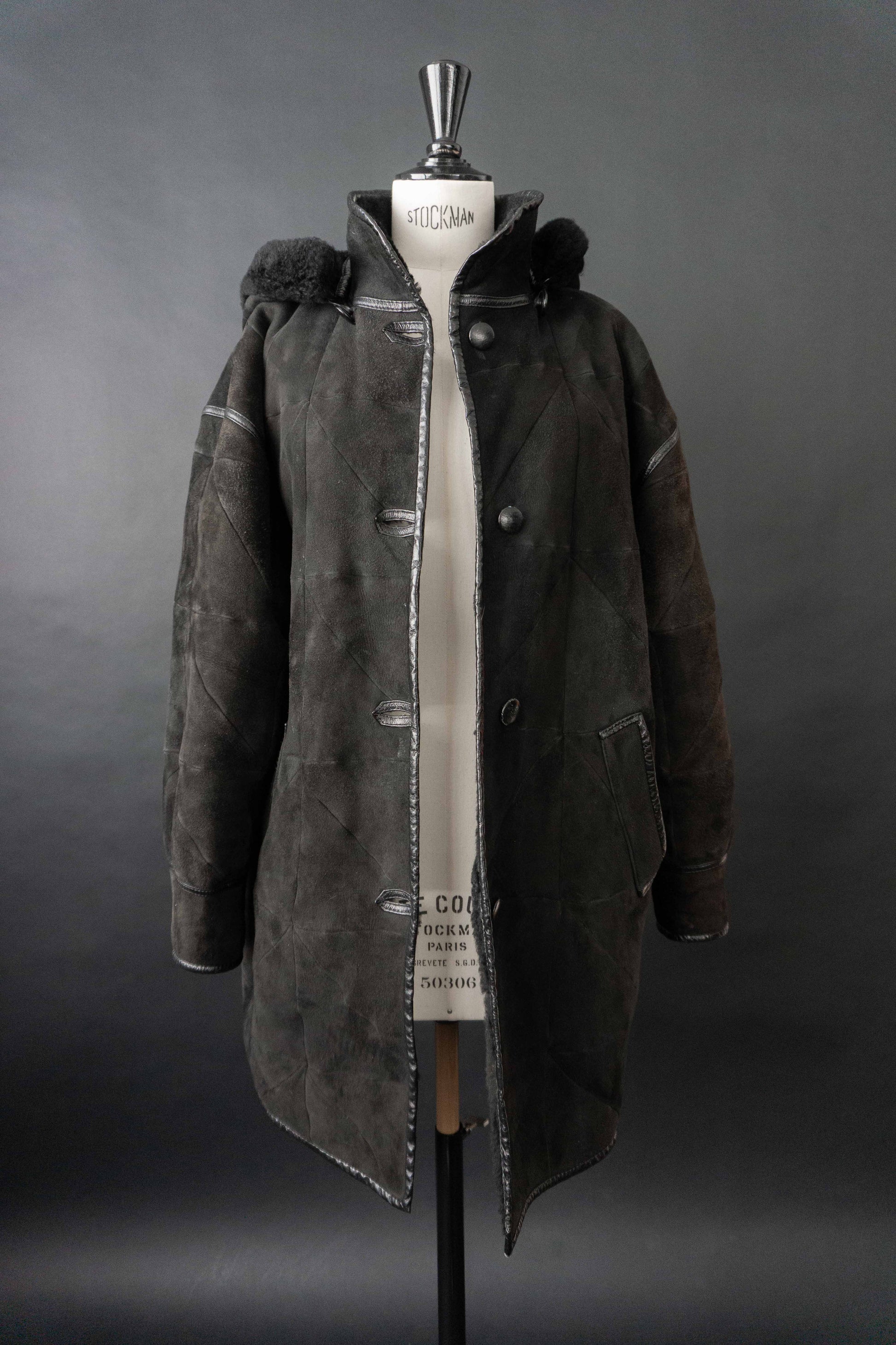 Schwarzer Vintage Lammfellmantel mit Kapuze aus echtem Shearling