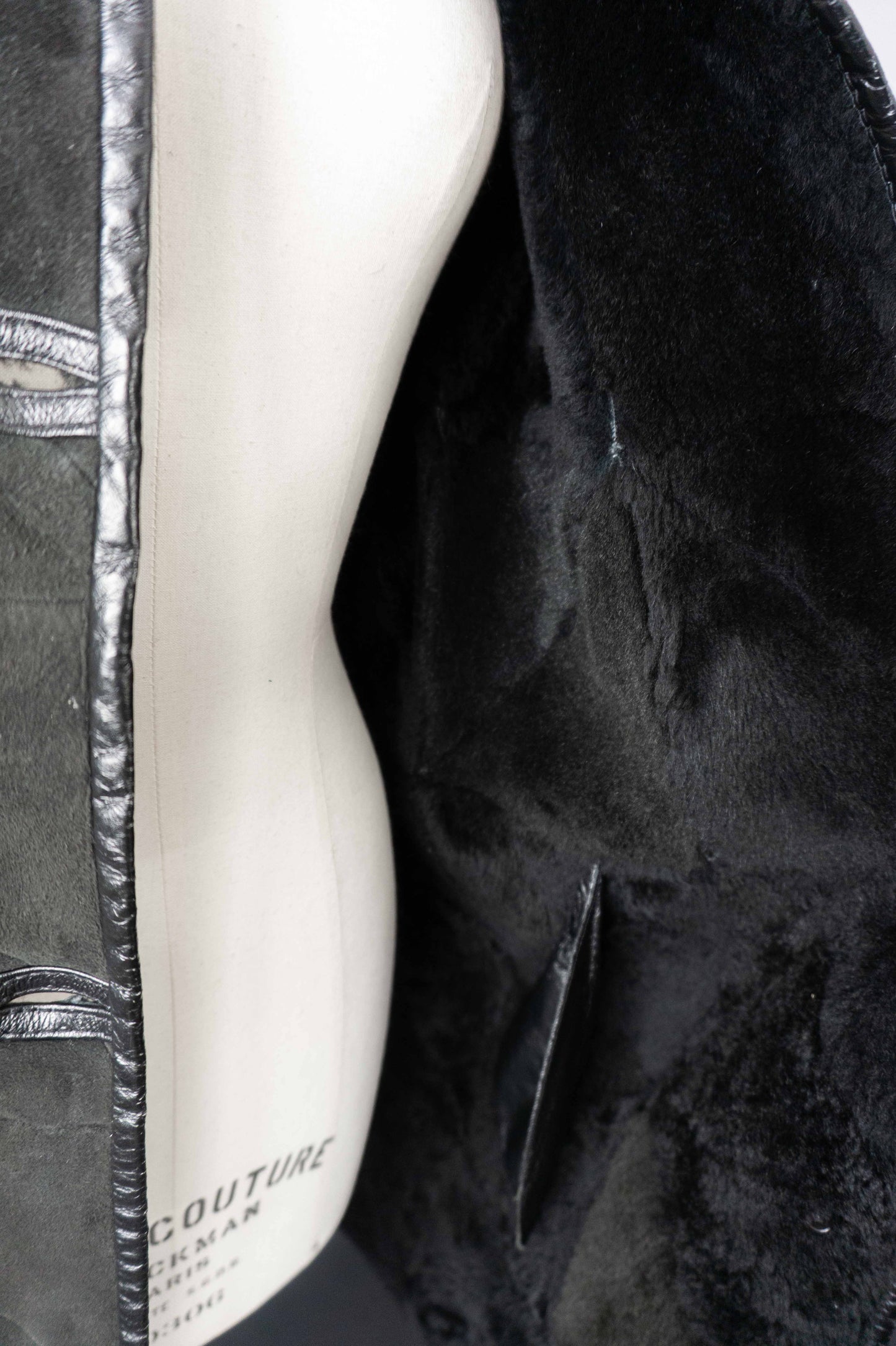 Schwarzer Vintage Lammfellmantel mit Kapuze aus echtem Shearling