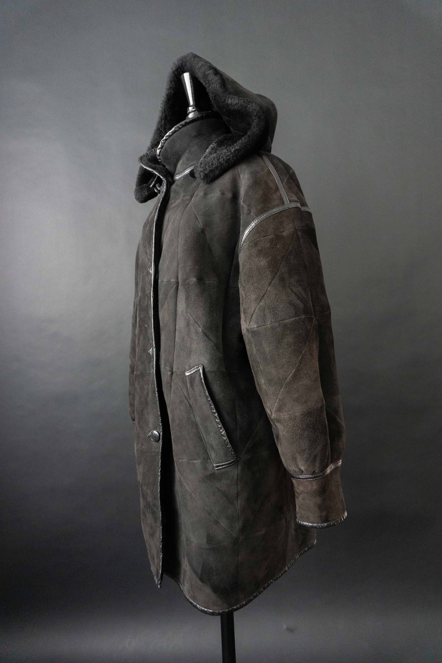 Schwarzer Vintage Lammfellmantel mit Kapuze aus echtem Shearling