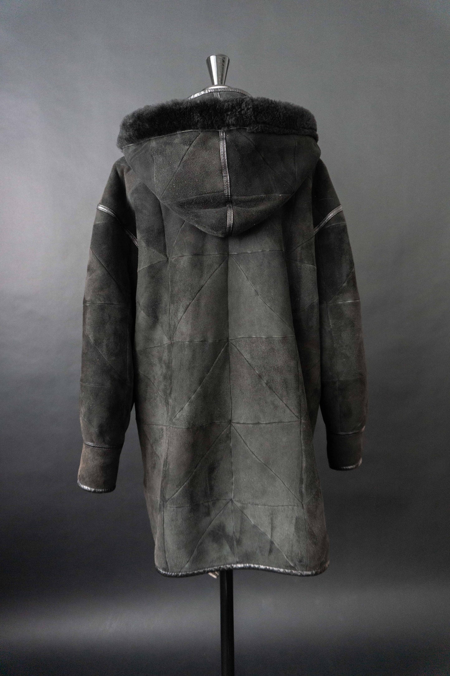 Schwarzer Vintage Lammfellmantel mit Kapuze aus echtem Shearling