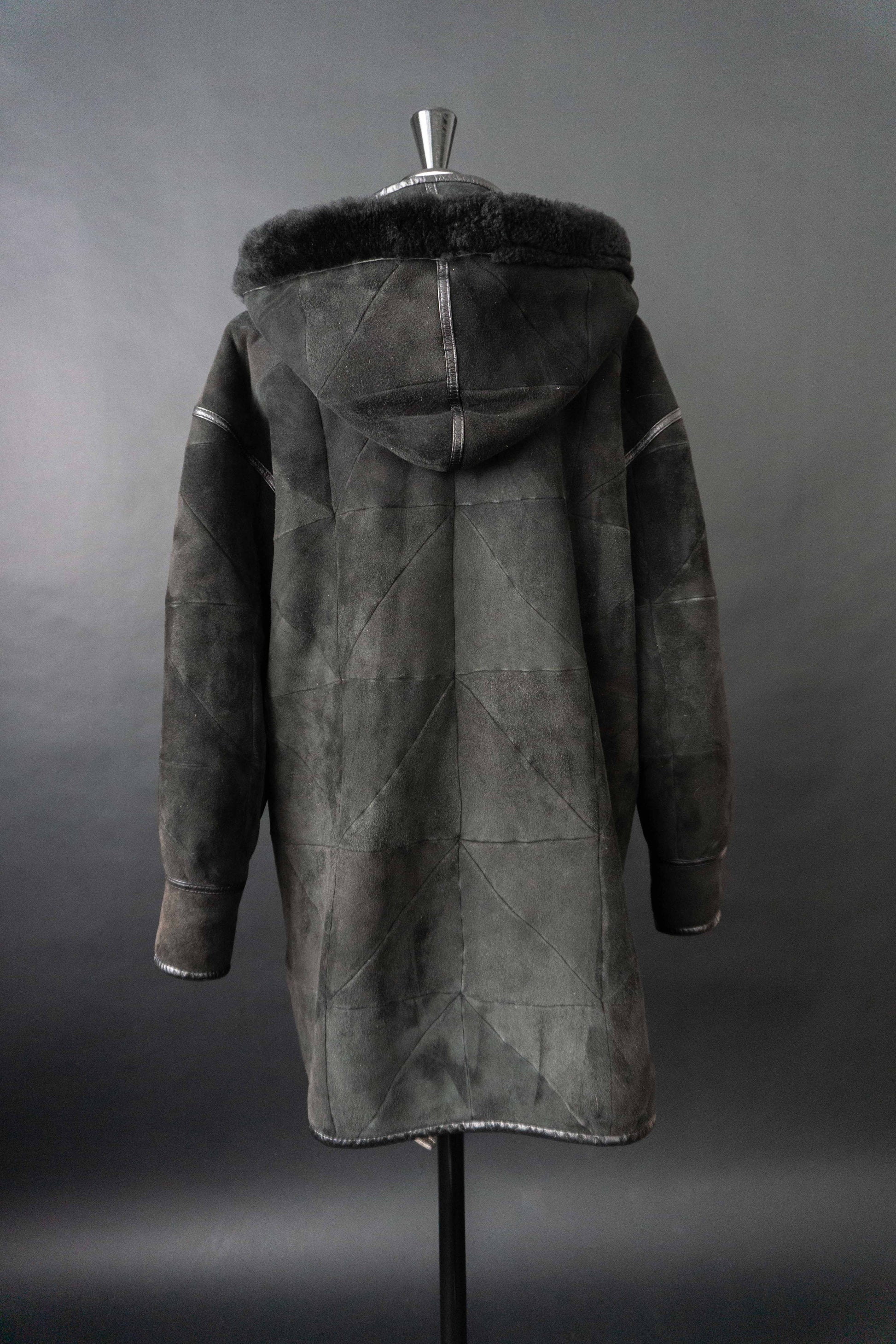 Schwarzer Vintage Lammfellmantel mit Kapuze aus echtem Shearling