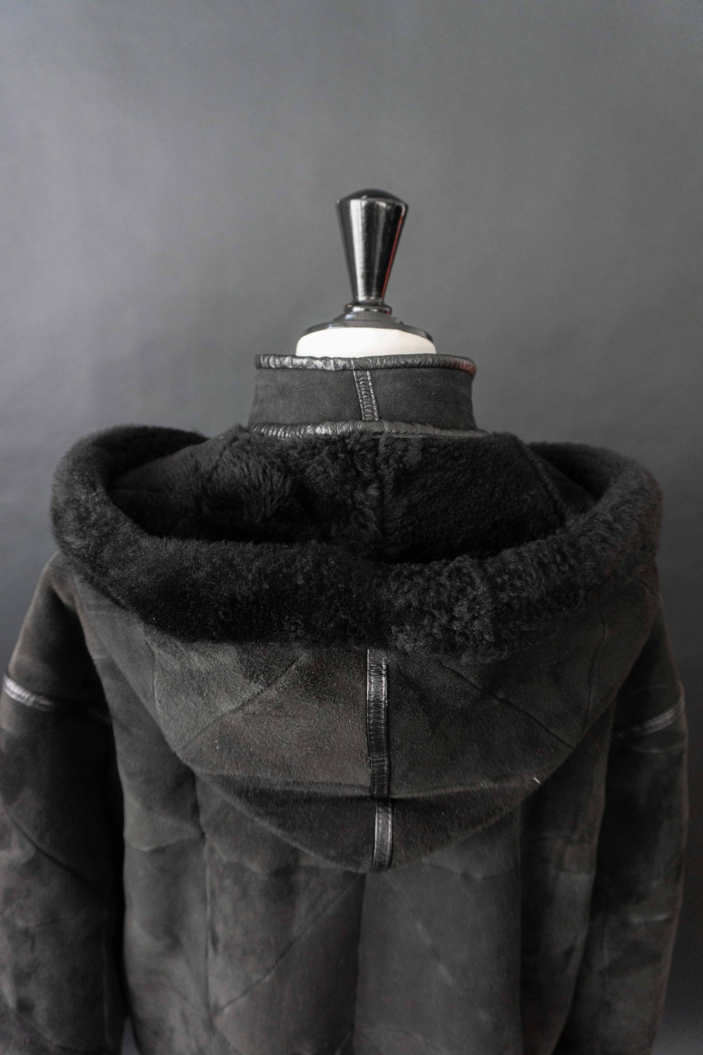 Schwarzer Vintage Lammfellmantel mit Kapuze aus echtem Shearling