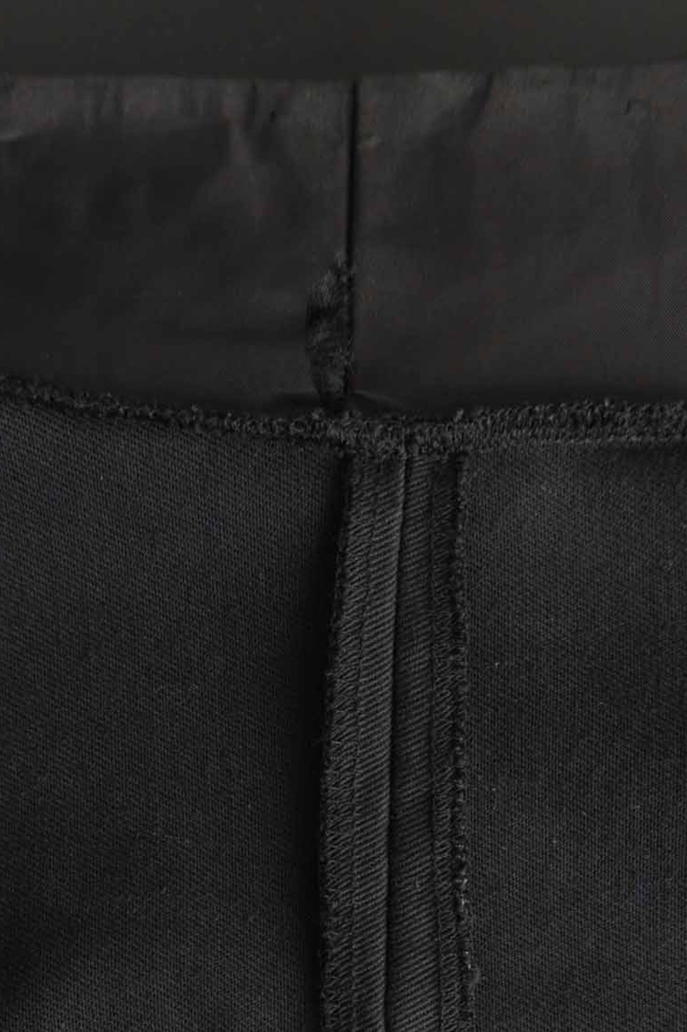 Vintage Mantel Mitternachtsblau mit schwarzem Satin-Revers, offen getragen