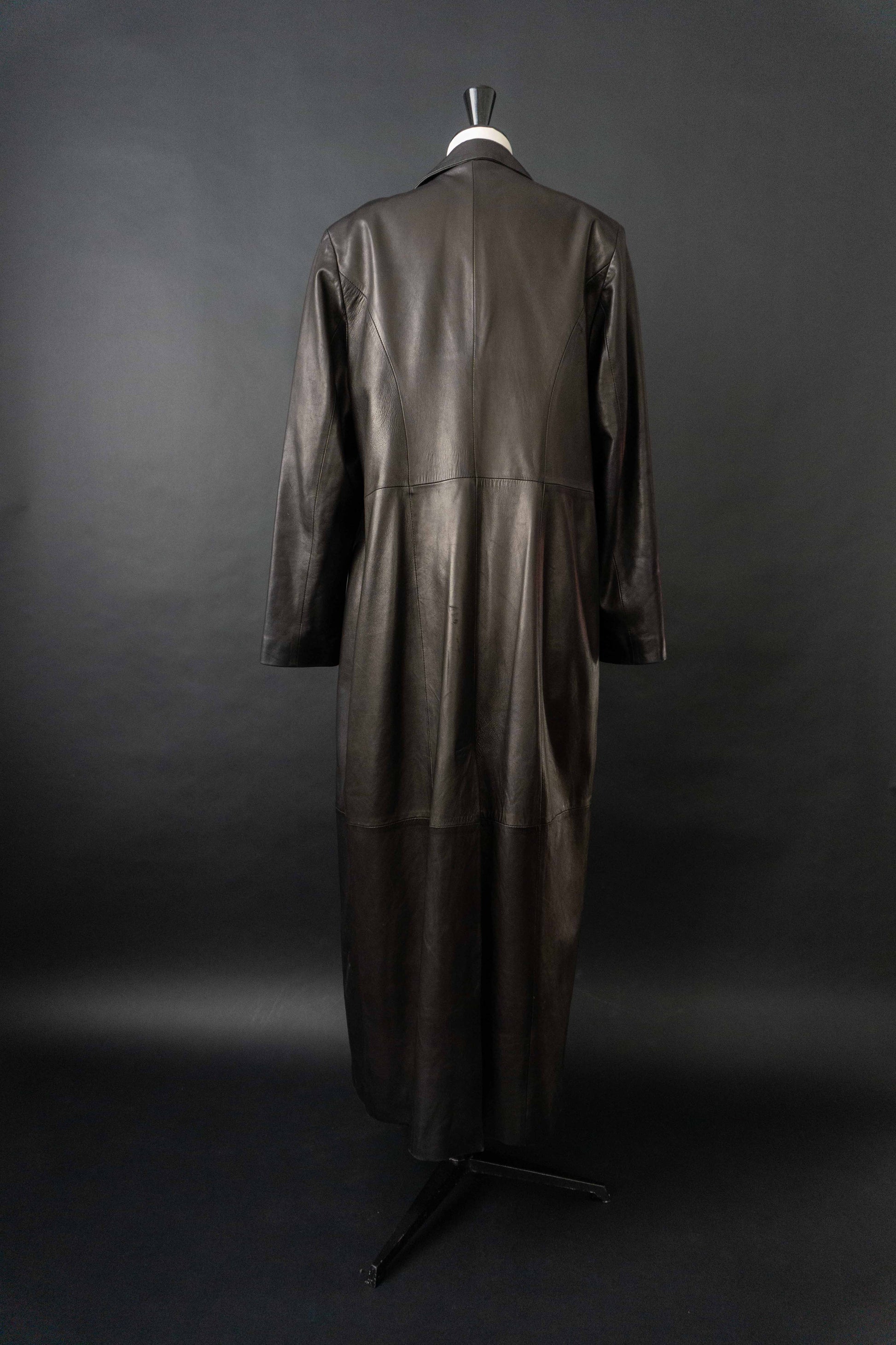 Schwarzer Vintage Echtledermantel aus Lammnappa mit blutrotem Futter – 90er Jahre Ledermantel Damen