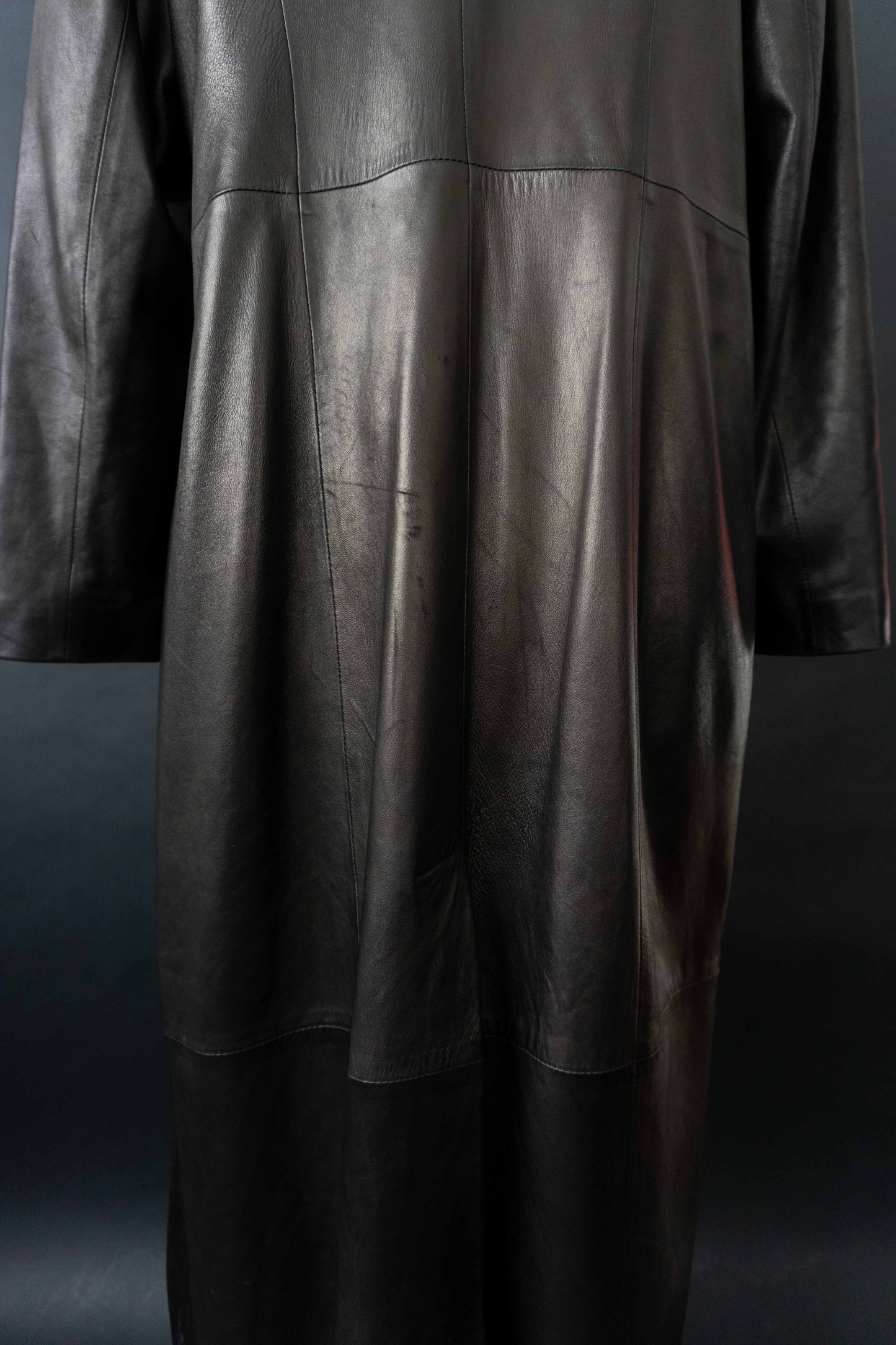 Schwarzer Vintage Echtledermantel aus Lammnappa mit blutrotem Futter – 90er Jahre Ledermantel Damen