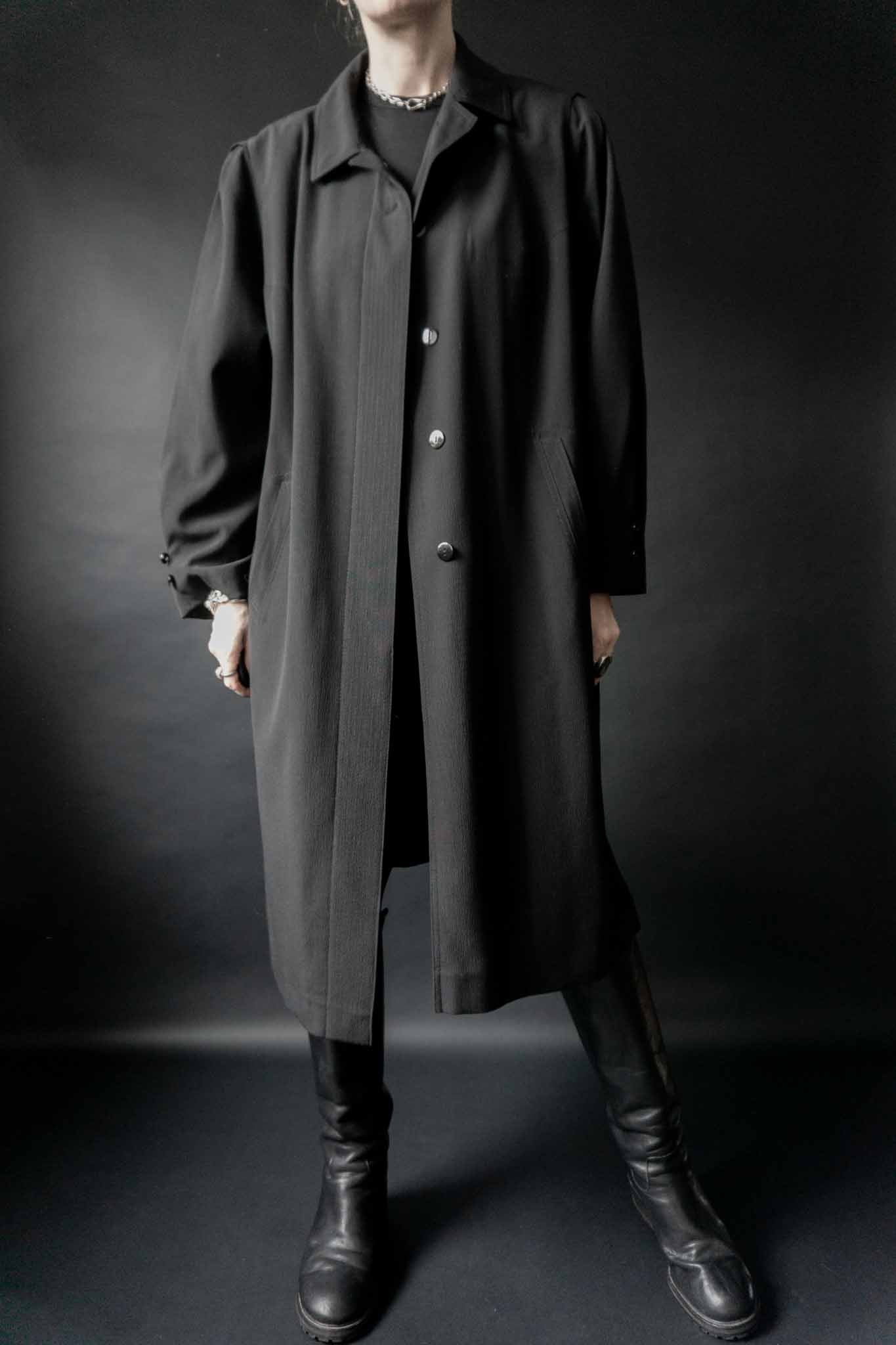 Schwarzer fließender Vintage Mantel mit verdeckter Knopfleiste