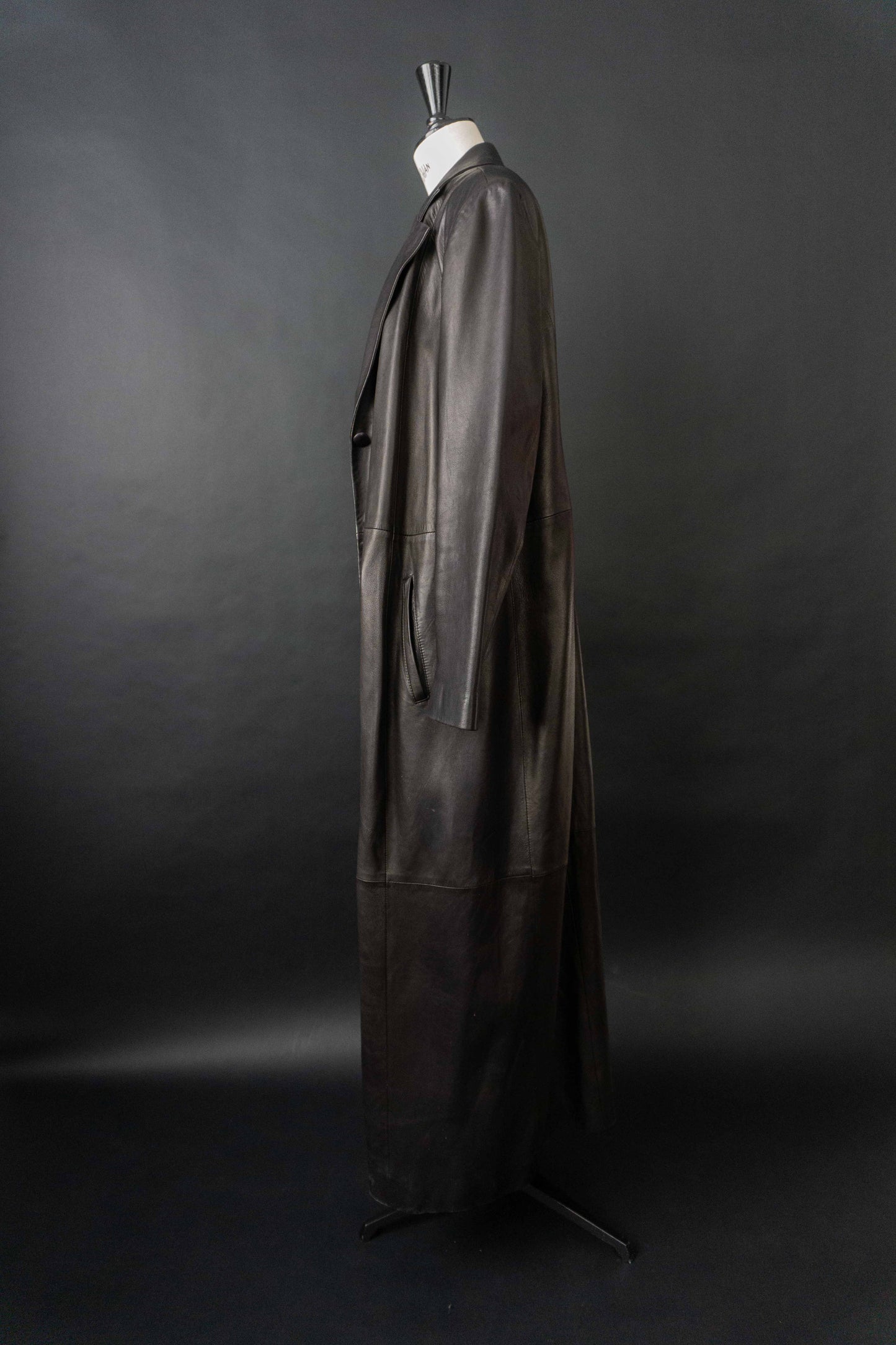 Schwarzer Vintage Echtledermantel aus Lammnappa mit blutrotem Futter – 90er Jahre Ledermantel Damen