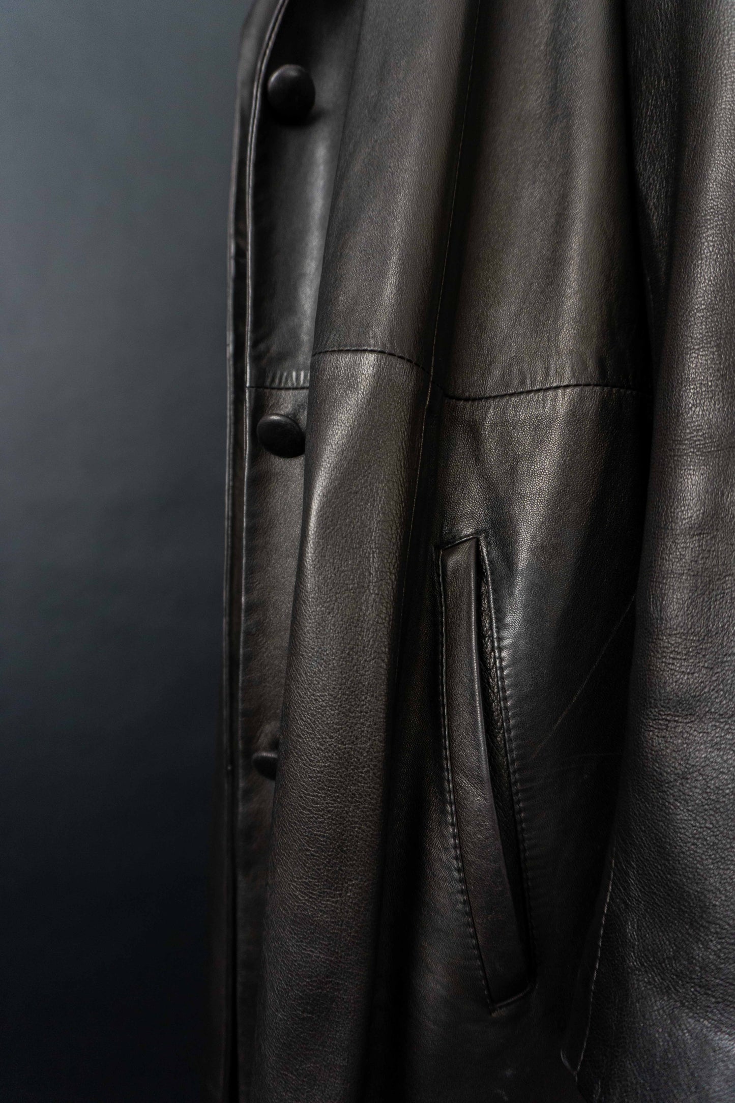 Schwarzer Vintage Echtledermantel aus Lammnappa mit blutrotem Futter – 90er Jahre Ledermantel Damen