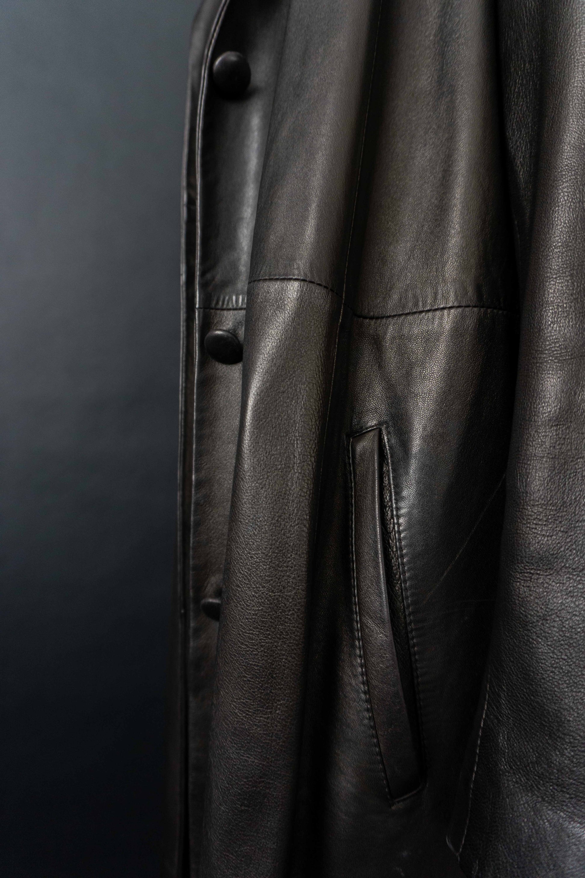 Schwarzer Vintage Echtledermantel aus Lammnappa mit blutrotem Futter – 90er Jahre Ledermantel Damen