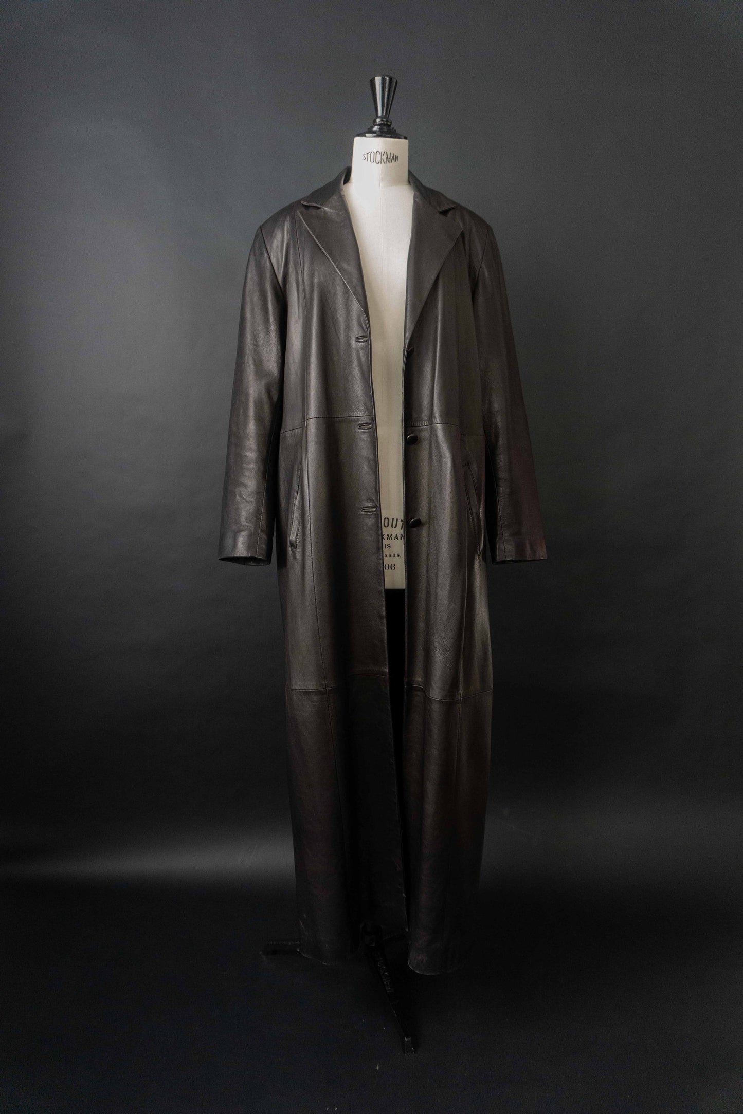 Schwarzer Vintage Echtledermantel aus Lammnappa mit blutrotem Futter – 90er Jahre Ledermantel Damen