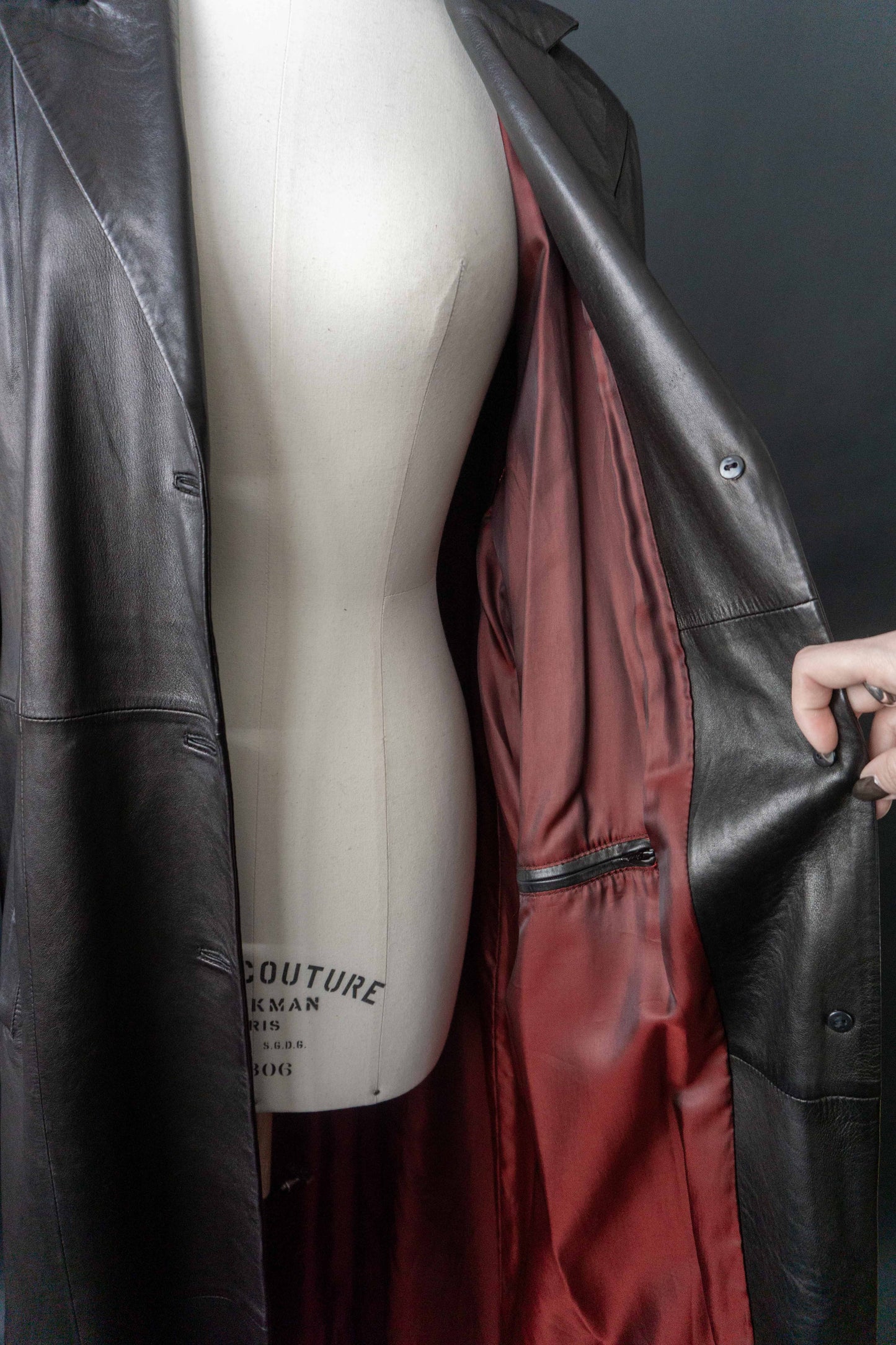 Schwarzer Vintage Echtledermantel aus Lammnappa mit blutrotem Futter – 90er Jahre Ledermantel Damen