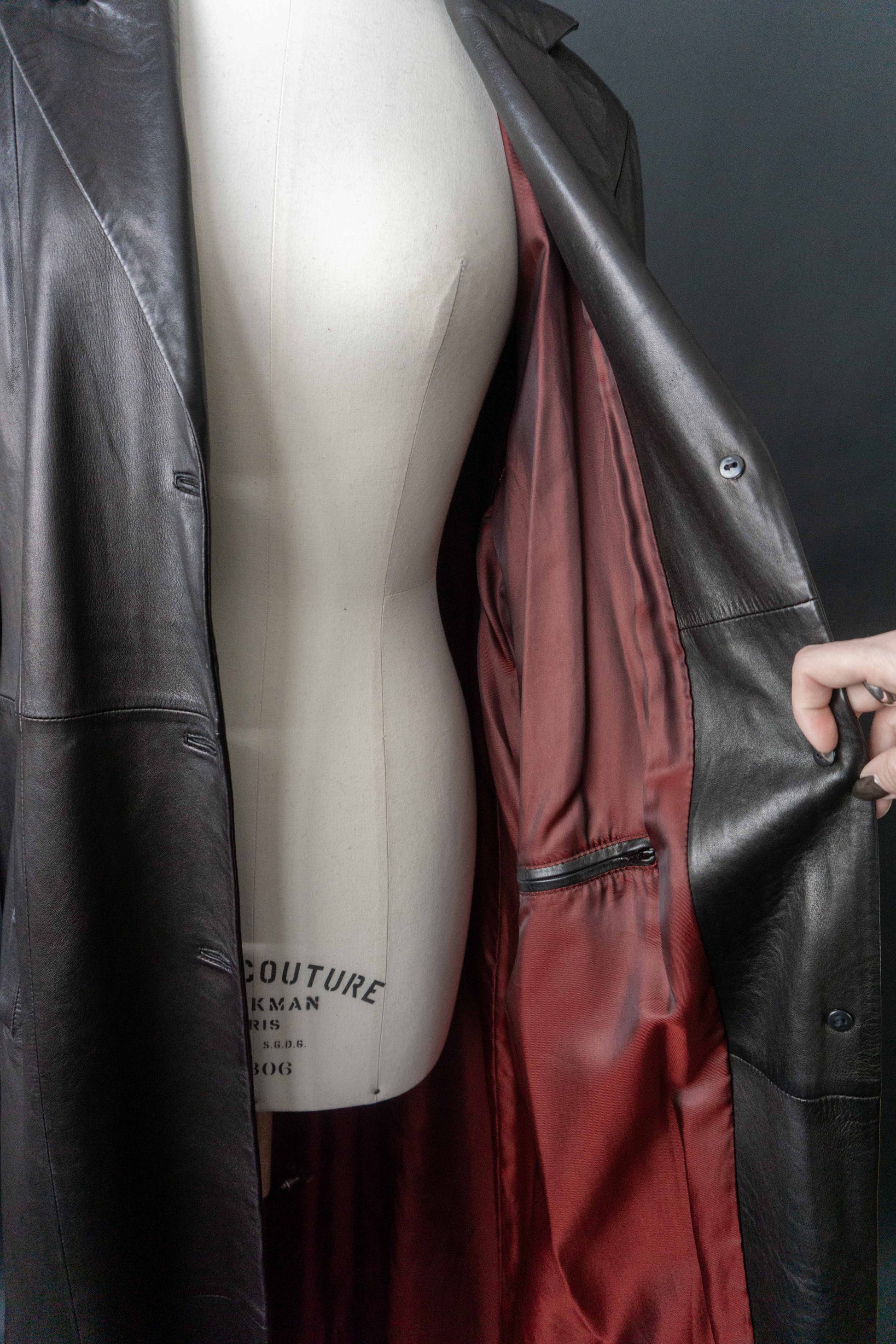 Schwarzer Vintage Echtledermantel aus Lammnappa mit blutrotem Futter – 90er Jahre Ledermantel Damen