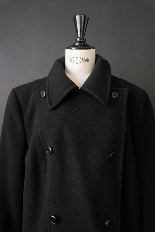 Schwarzer Vintage Mantel mit minimalistischer Silhouette auf Schneiderpuppe