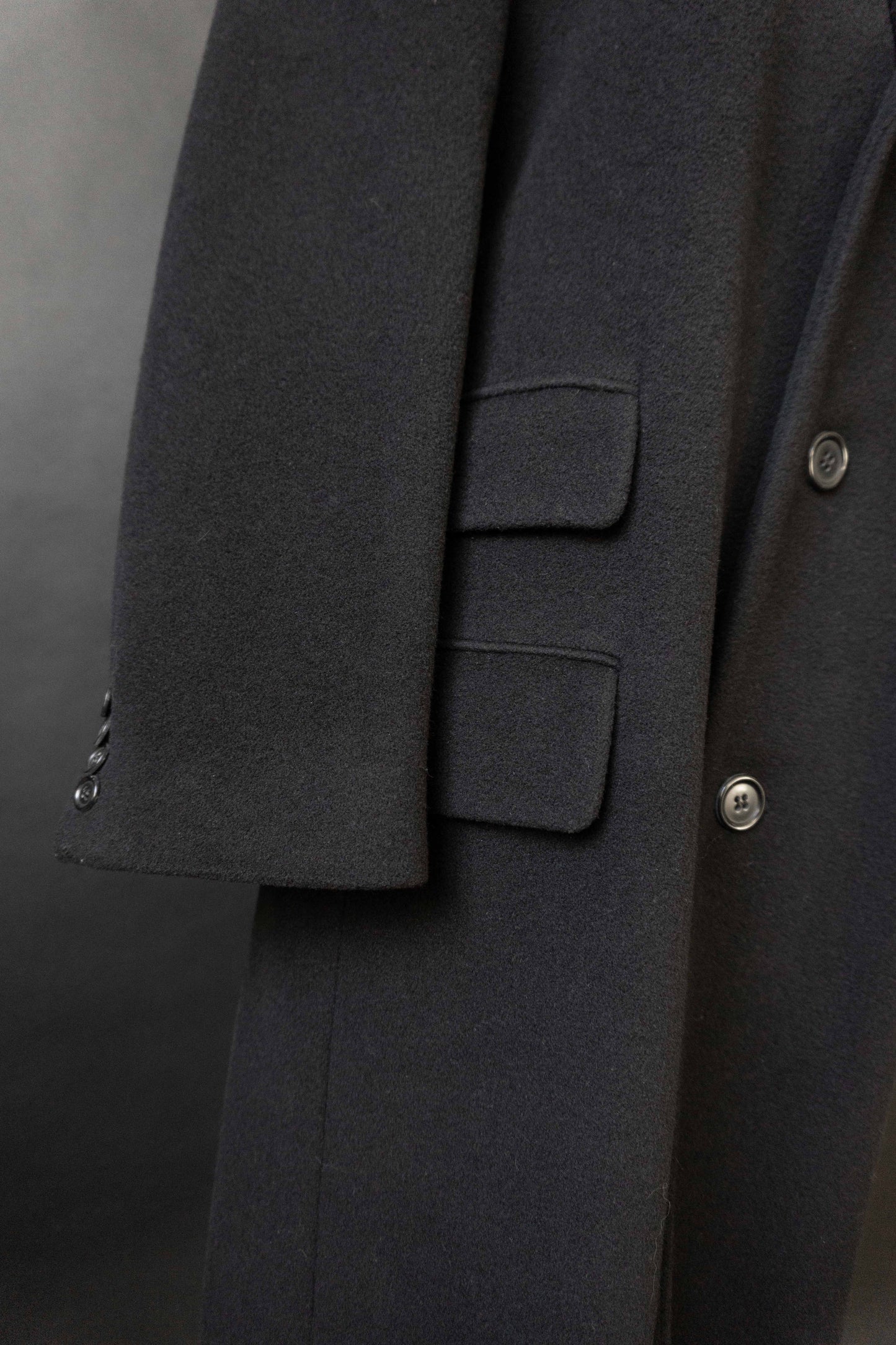 Schwarzer Vintage Woll-Kaschmir Mantel von Givenchy Men mit minimalistischer Avantgarde-Silhouette