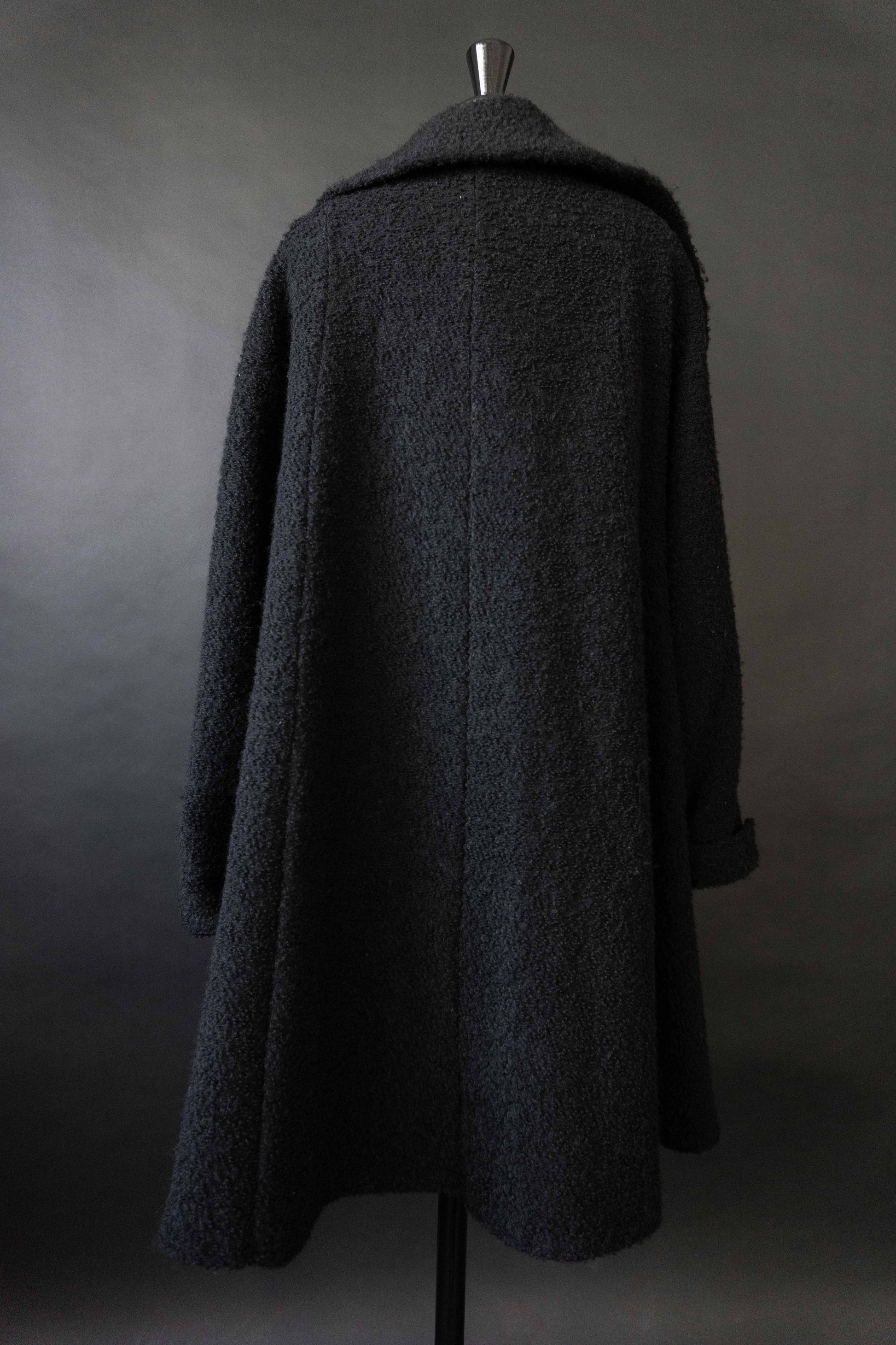 Schwarzer Vintage Mantel mit Bouclé-Struktur und Stehkragen – nachhaltige Damenmode