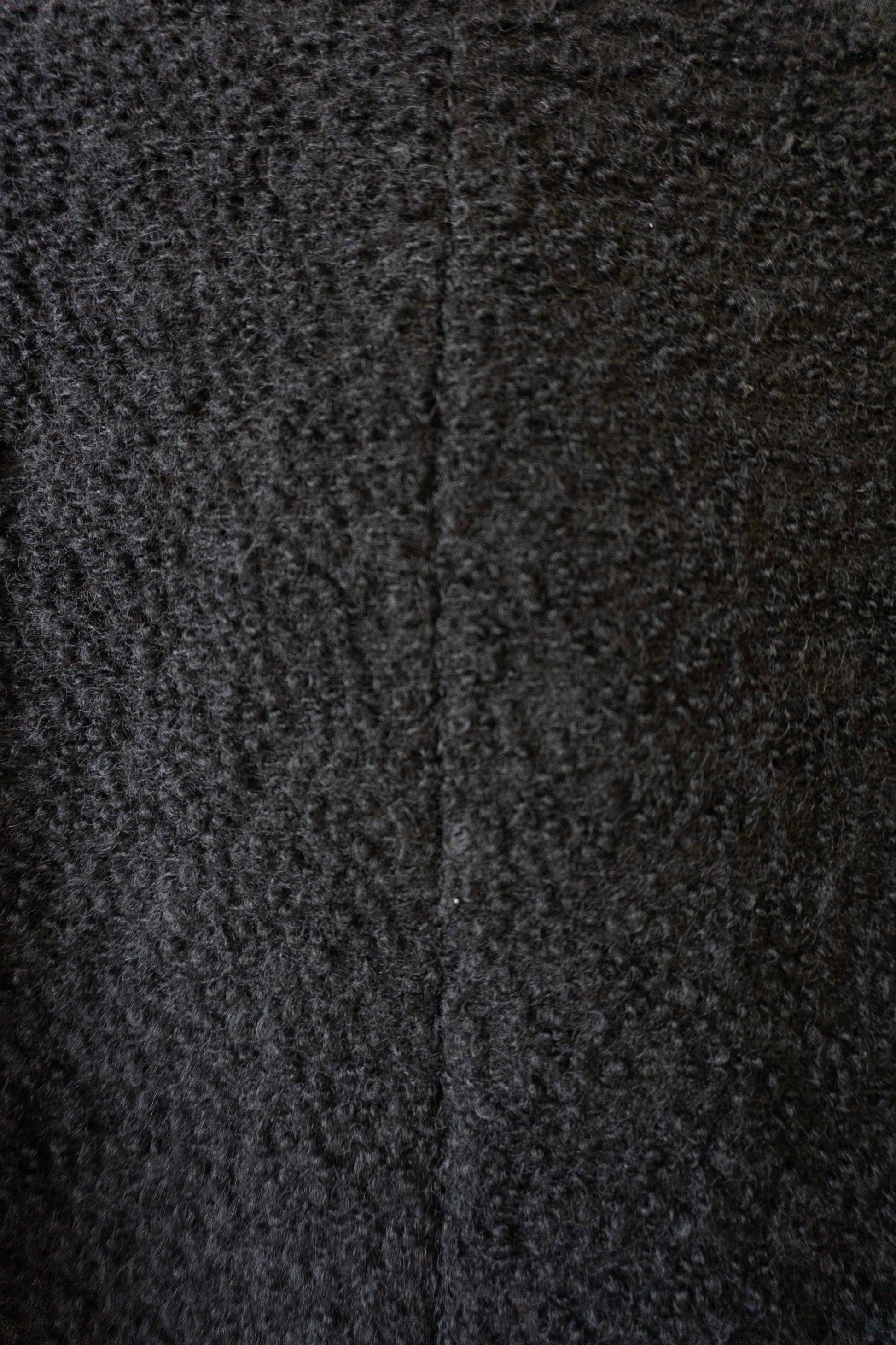 Schwarzer Vintage Mantel mit Bouclé-Struktur und Stehkragen – nachhaltige Damenmode