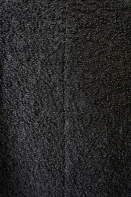 Schwarzer Vintage Mantel mit Bouclé-Struktur und Stehkragen – nachhaltige Damenmode