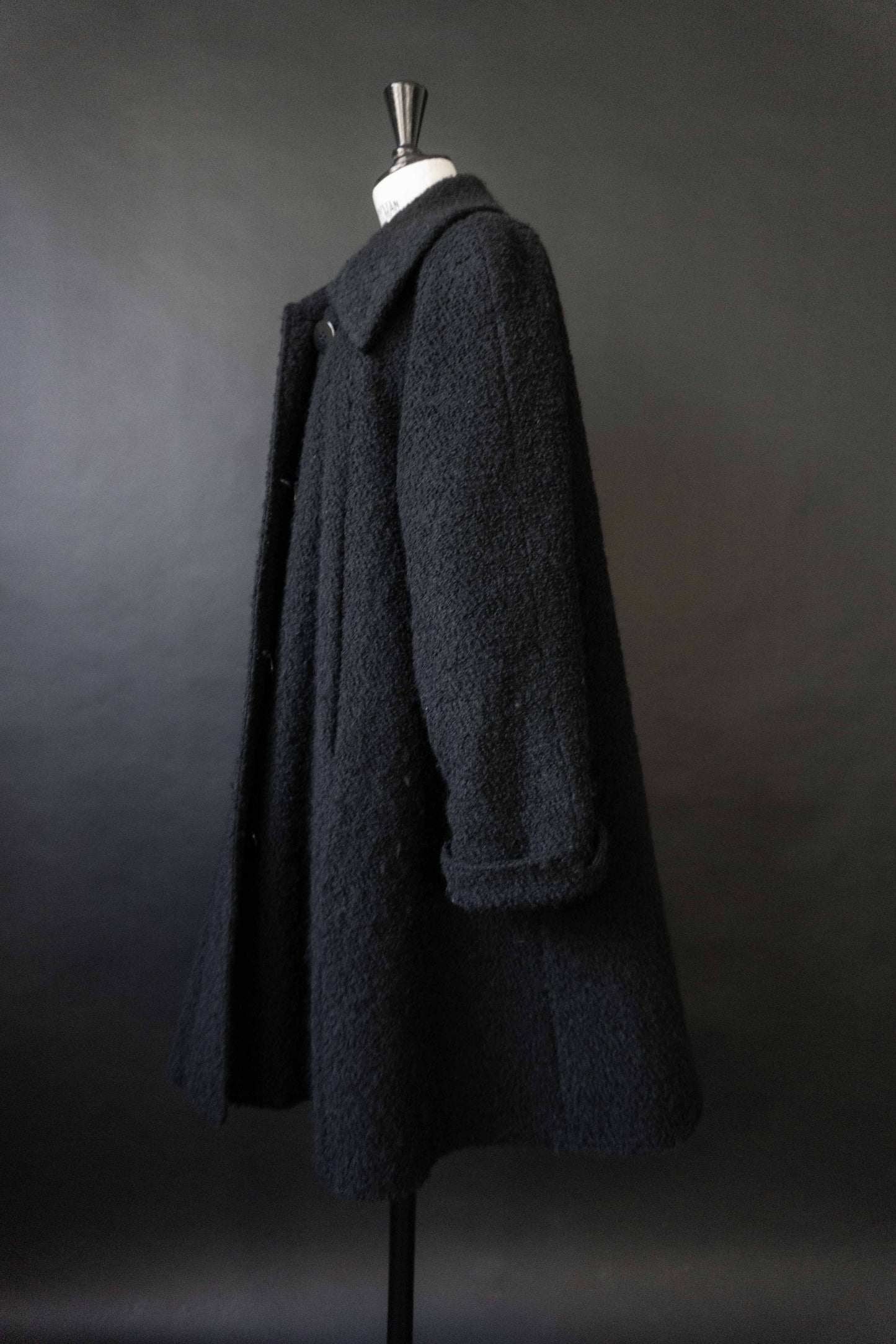 Schwarzer Vintage Mantel mit Bouclé-Struktur und Stehkragen – nachhaltige Damenmode