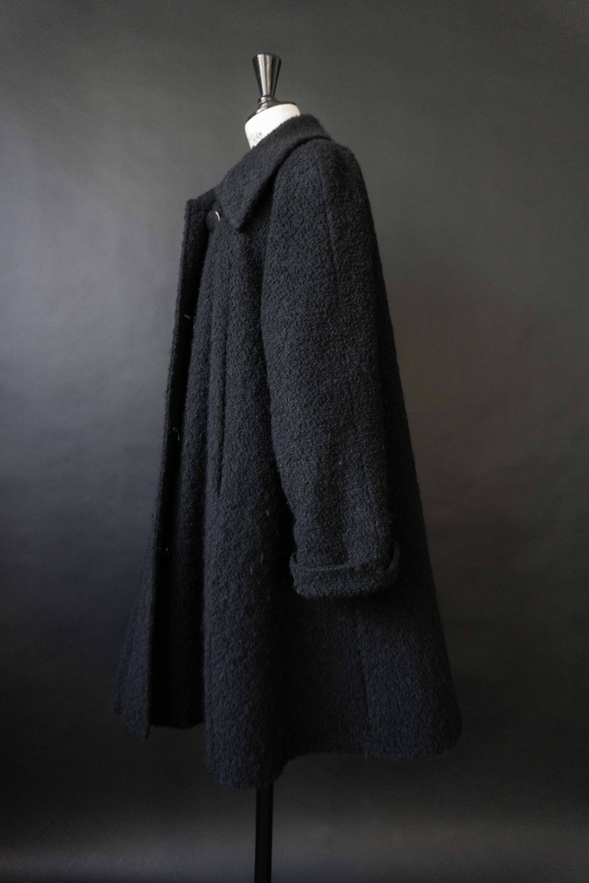 Schwarzer Vintage Mantel mit Bouclé-Struktur und Stehkragen – nachhaltige Damenmode