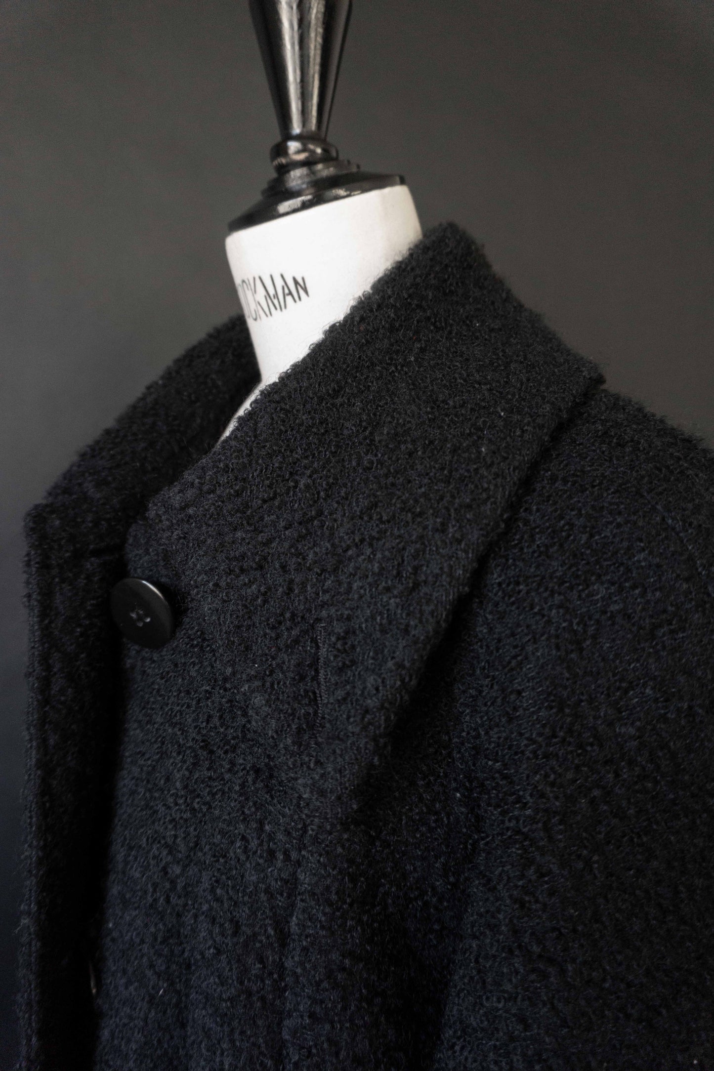 Schwarzer Vintage Mantel mit Bouclé-Struktur und Stehkragen – nachhaltige Damenmode