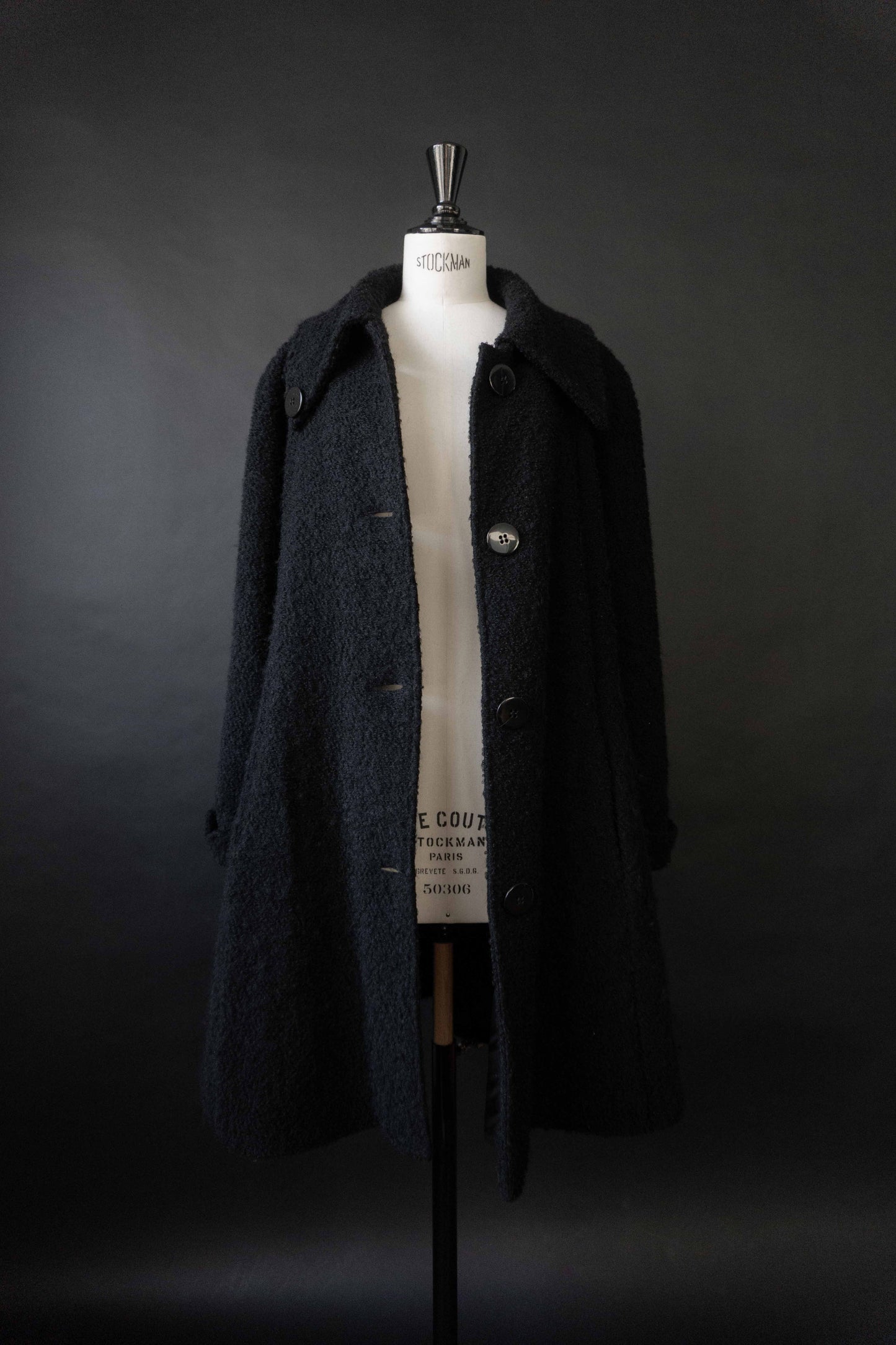 Schwarzer Vintage Mantel mit Bouclé-Struktur und Stehkragen – nachhaltige Damenmode