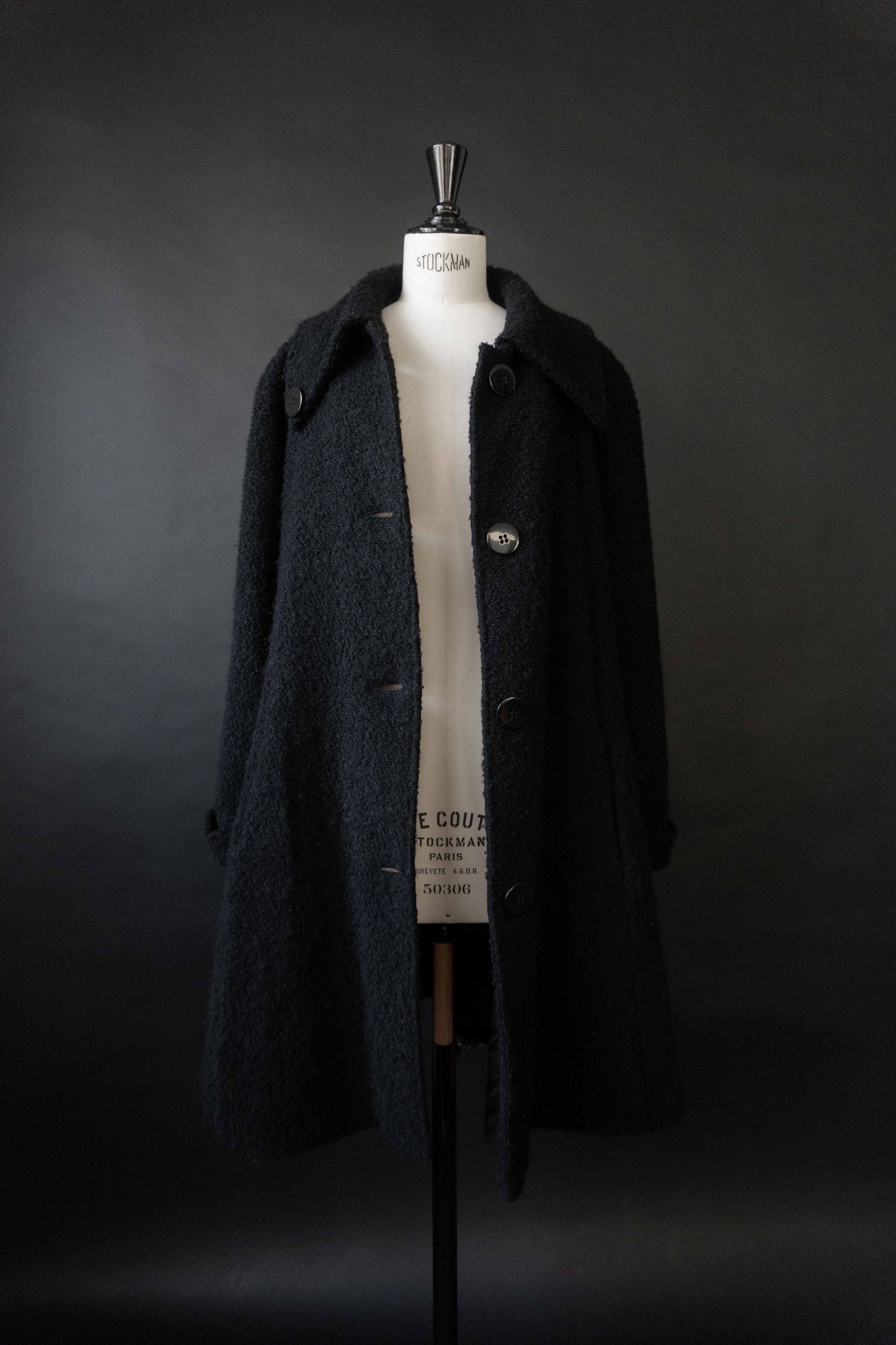 Schwarzer Vintage Mantel mit Bouclé-Struktur und Stehkragen – nachhaltige Damenmode