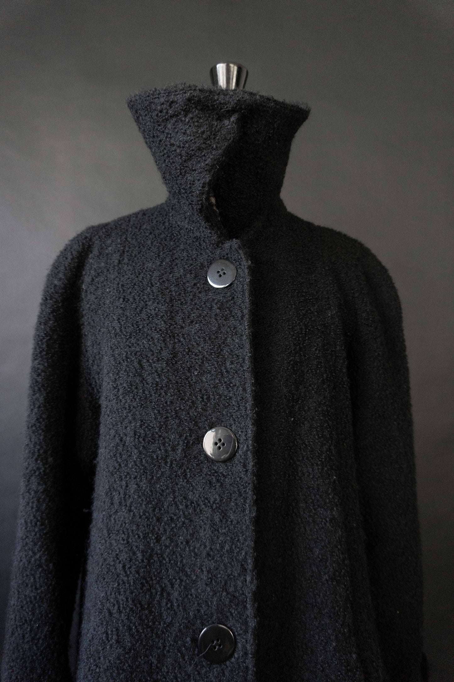 Schwarzer Vintage Mantel mit Bouclé-Struktur und Stehkragen – nachhaltige Damenmode