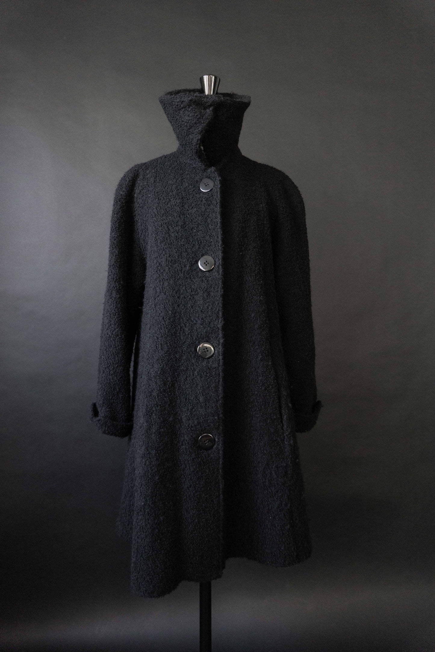 Schwarzer Vintage Mantel mit Bouclé-Struktur und Stehkragen – nachhaltige Damenmode