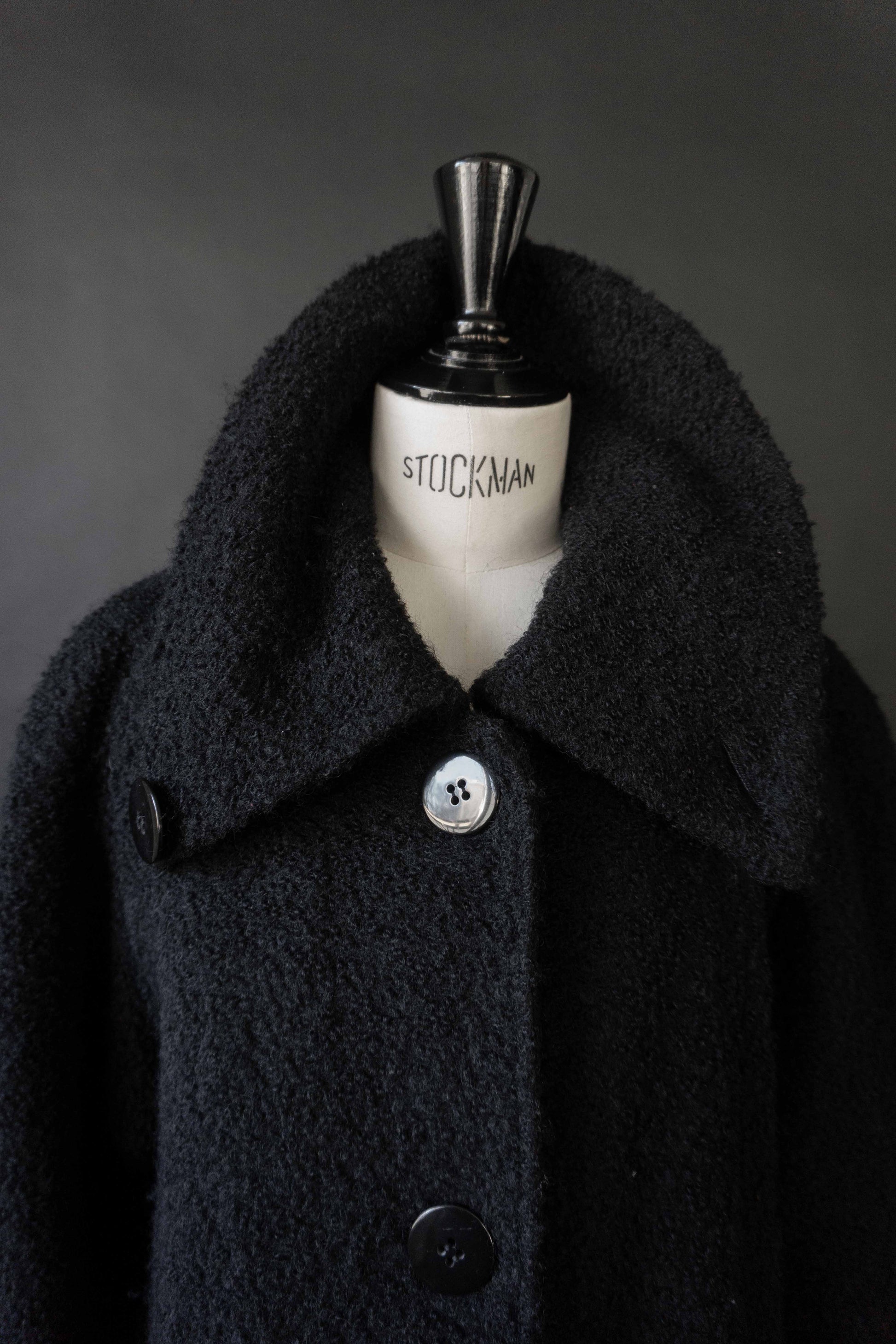 Schwarzer Vintage Mantel mit Bouclé-Struktur und Stehkragen – nachhaltige Damenmode