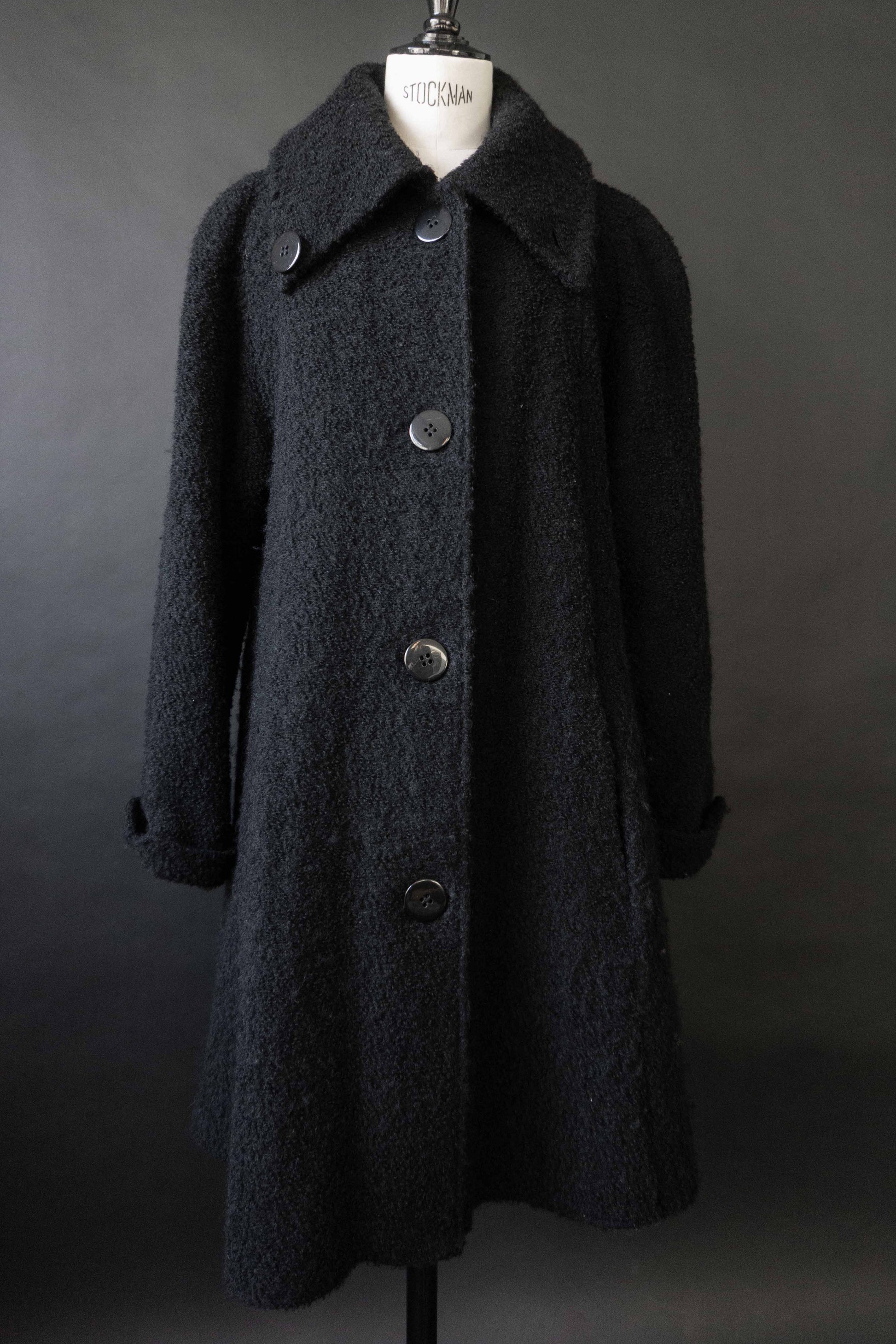 Schwarzer Vintage Mantel mit Bouclé-Struktur und Stehkragen – nachhaltige Damenmode