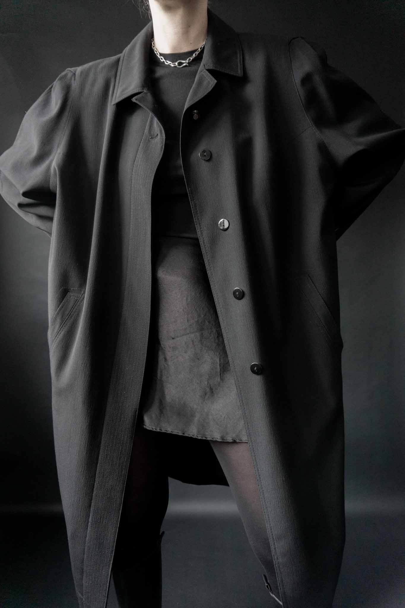 Schwarzer fließender Vintage Mantel mit verdeckter Knopfleiste