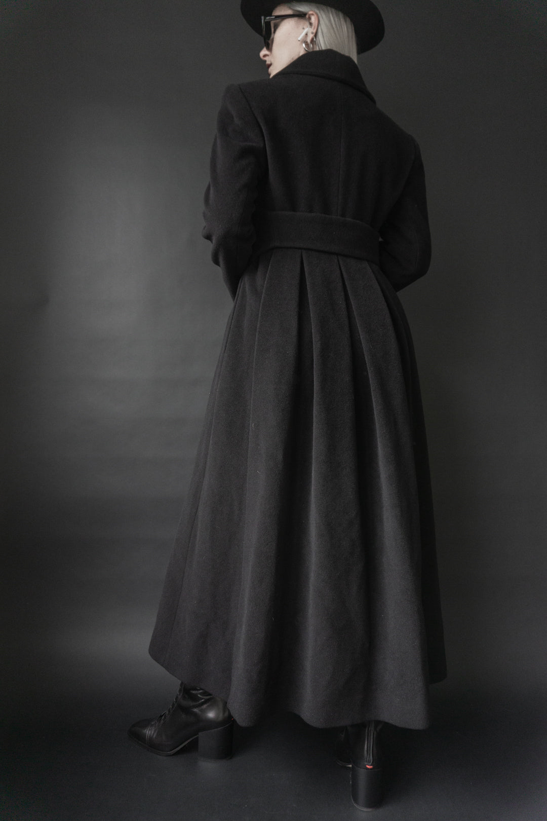 Schwarzer 90er Jahre Vintage Maxi Mantel aus Wolle mit Gothic und Witchy Ästhetik