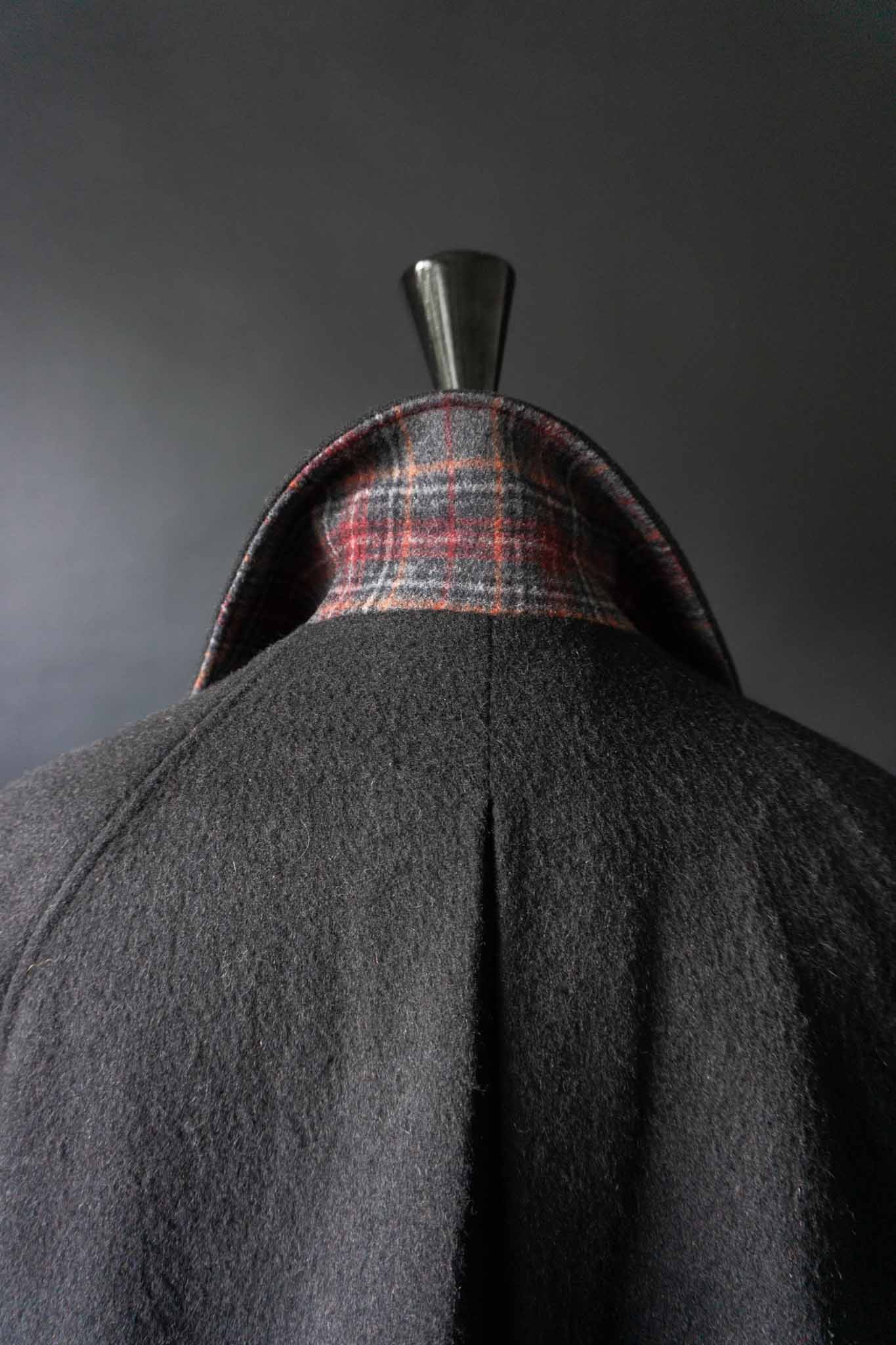 Schwarzer Vintage-Mantel von Kemper aus den 70ern mit Rückenklappe und langer Knopfleiste, aus Wollmix