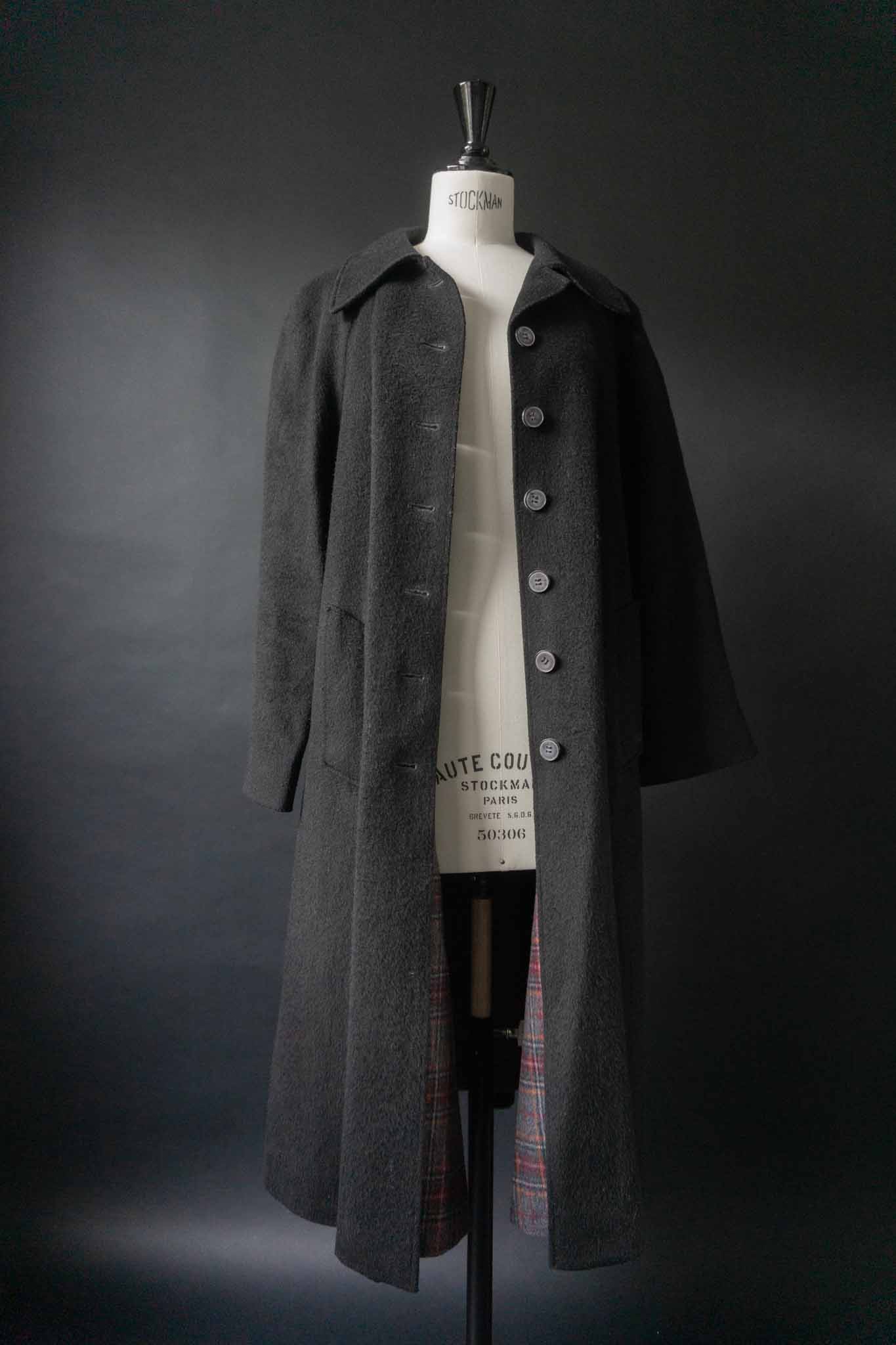 Schwarzer Vintage-Mantel von Kemper aus den 70ern mit Rückenklappe und langer Knopfleiste, aus Wollmix