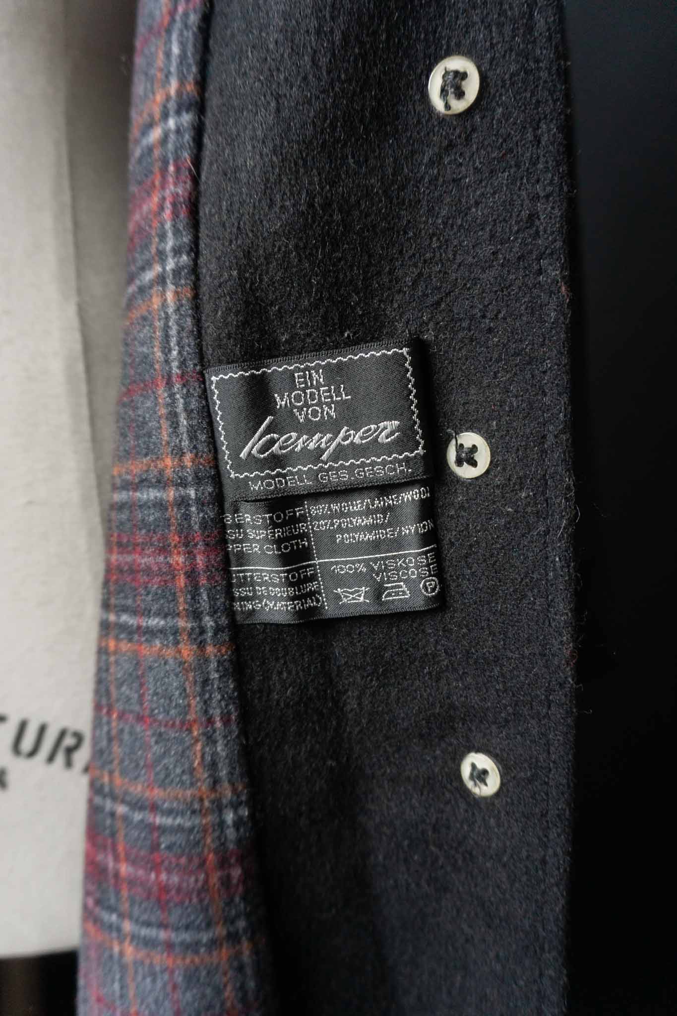 Schwarzer Vintage-Mantel von Kemper aus den 70ern mit Rückenklappe und langer Knopfleiste, aus Wollmix