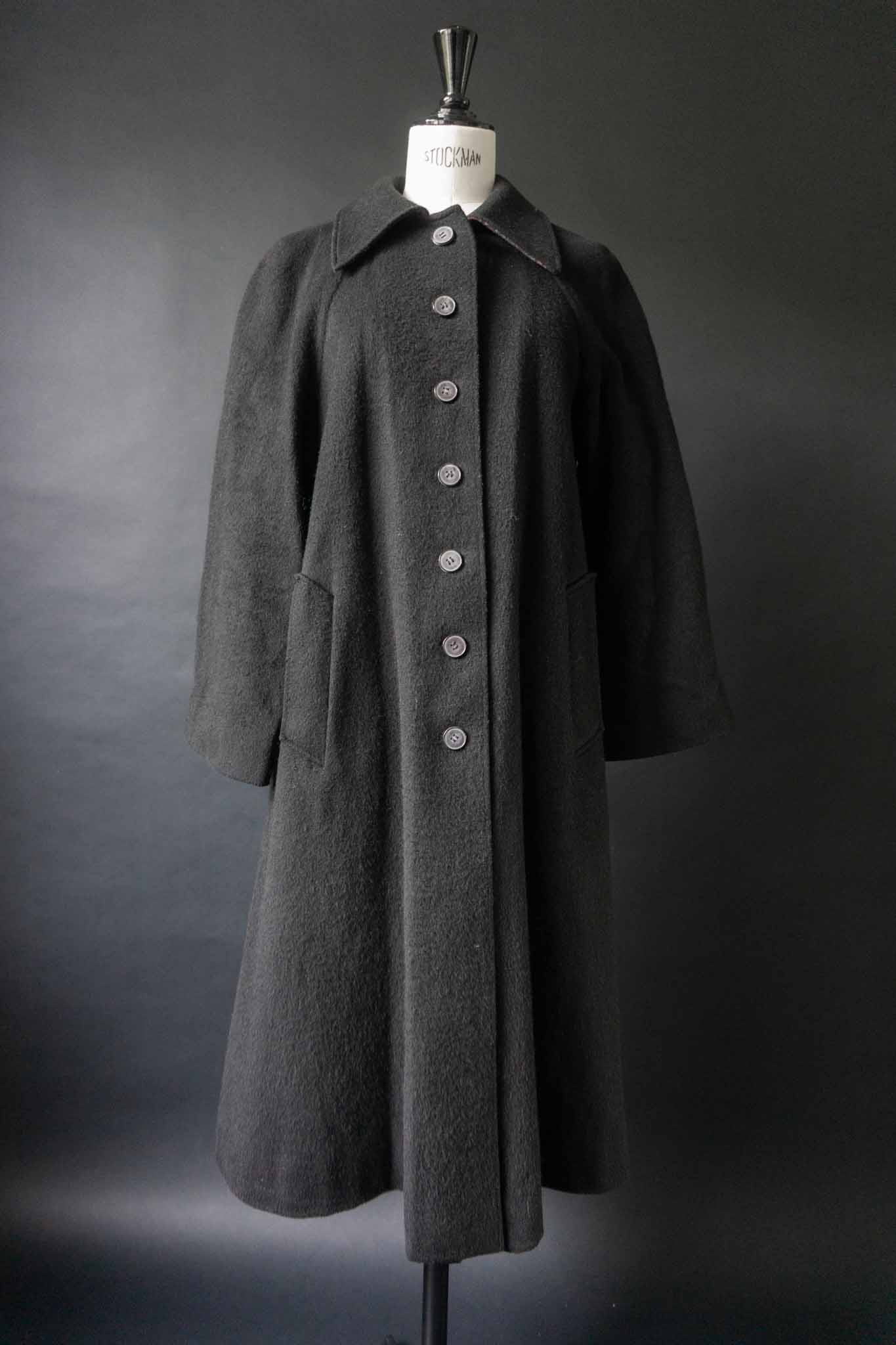 Schwarzer Vintage-Mantel von Kemper aus den 70ern mit Rückenklappe und langer Knopfleiste, aus Wollmix